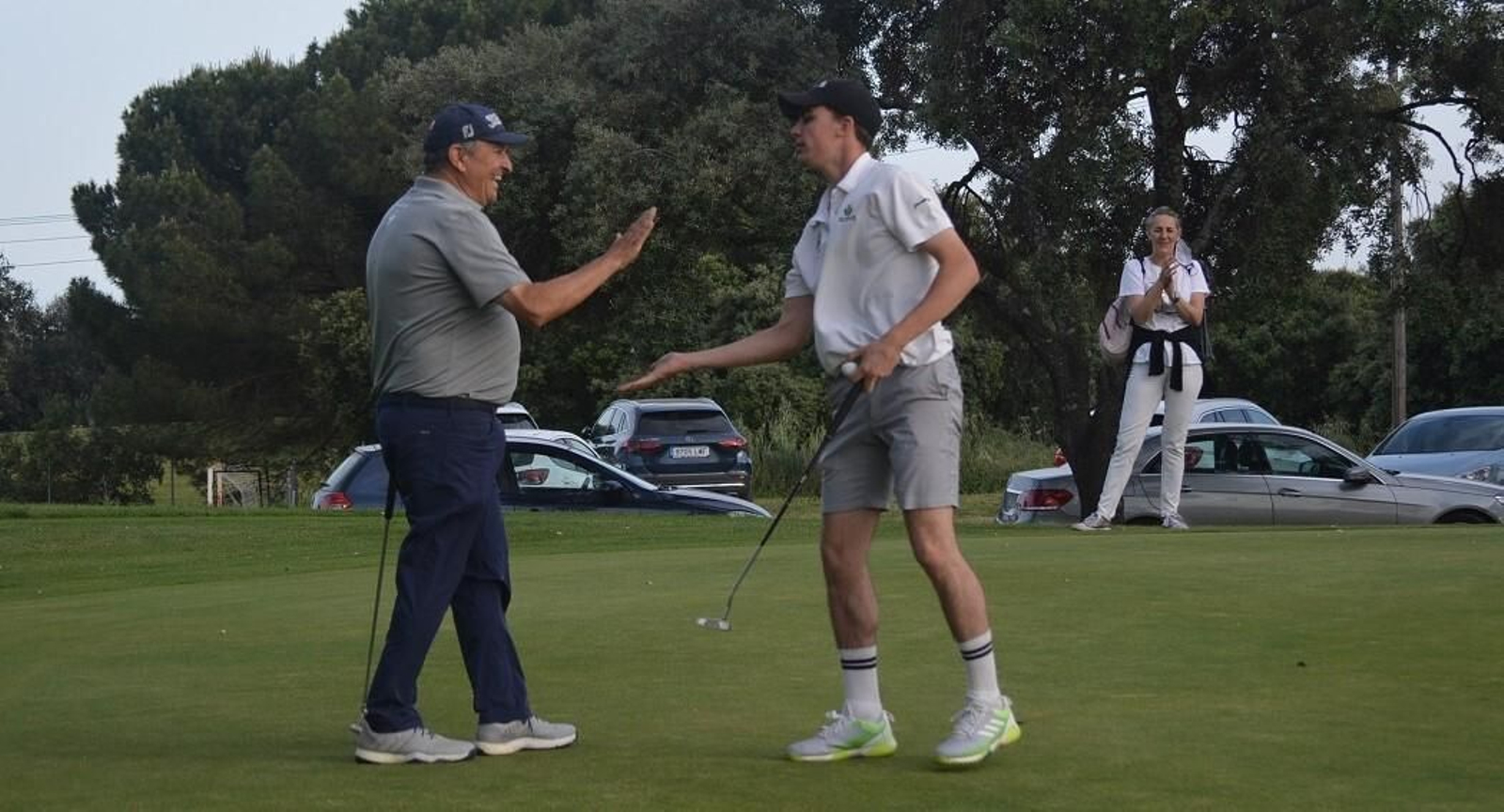 Josema Ortiz, felicitado tras su birdie hoyo 18 que abría sus opciones de triunfo.