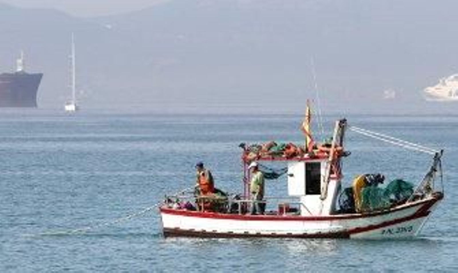 Detenidos tres pescadores de La Línea por contrabando de tabaco