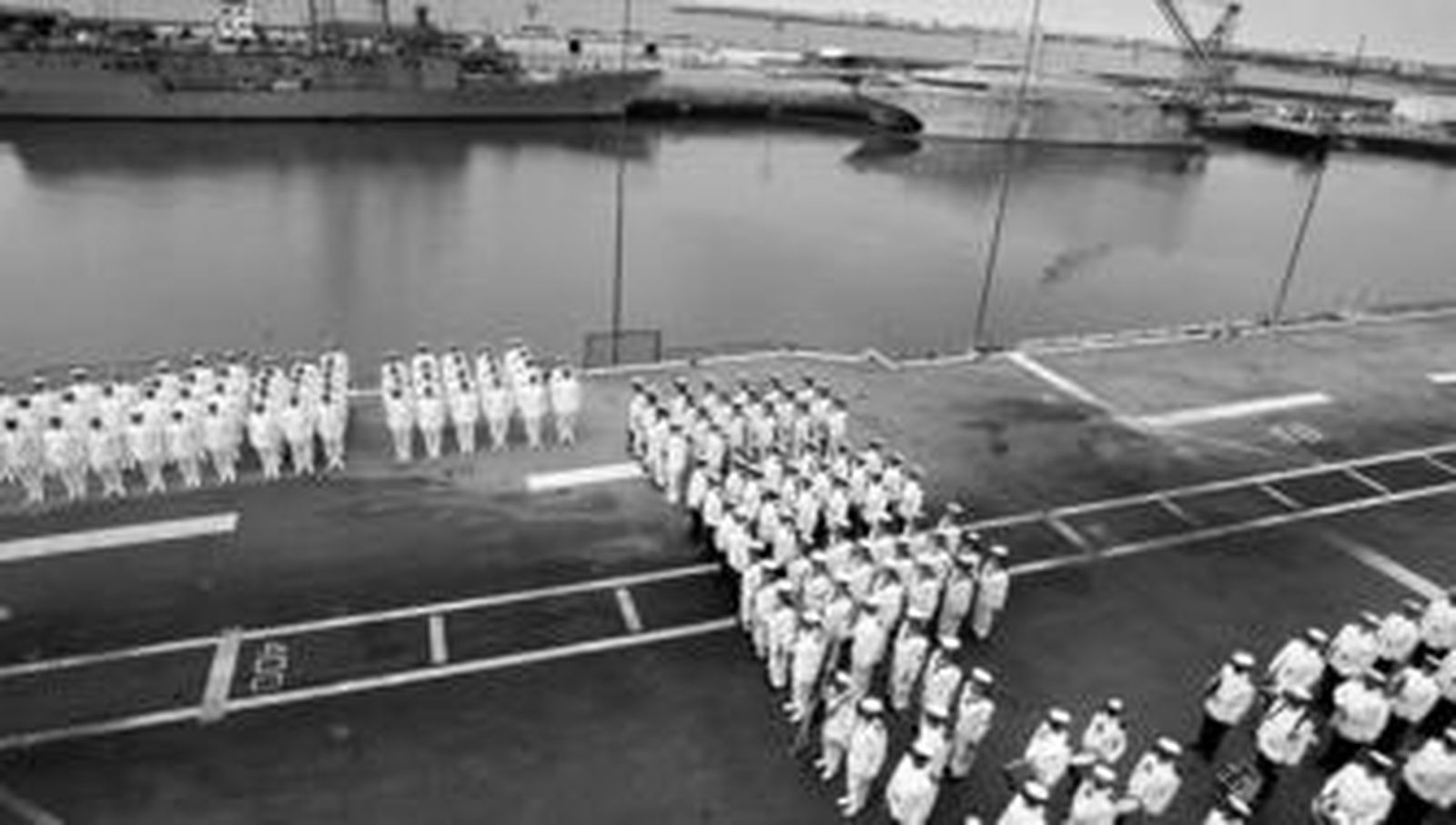 La cubierta del portaaviones 'Príncipe de Asturias', atracado en el Base de Rota, durante el acto de despedida.