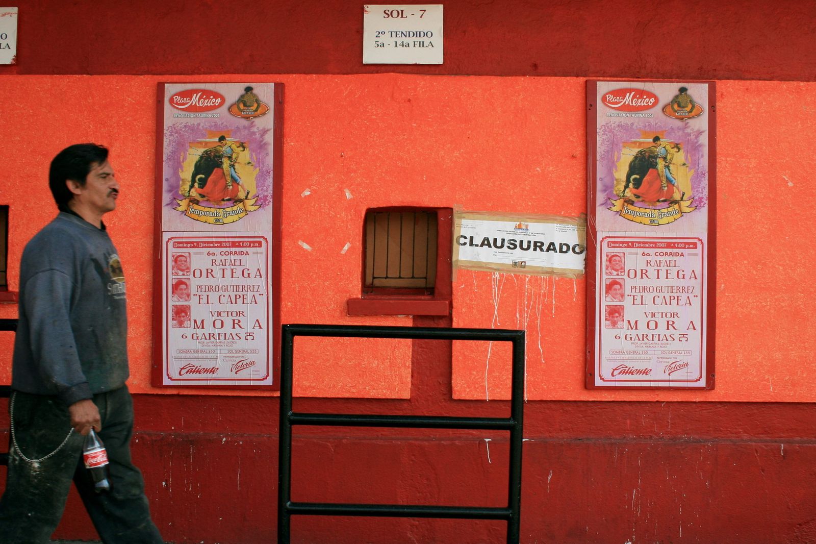 Taquillas cerradas de la plaza de toros de Ciudad de México.