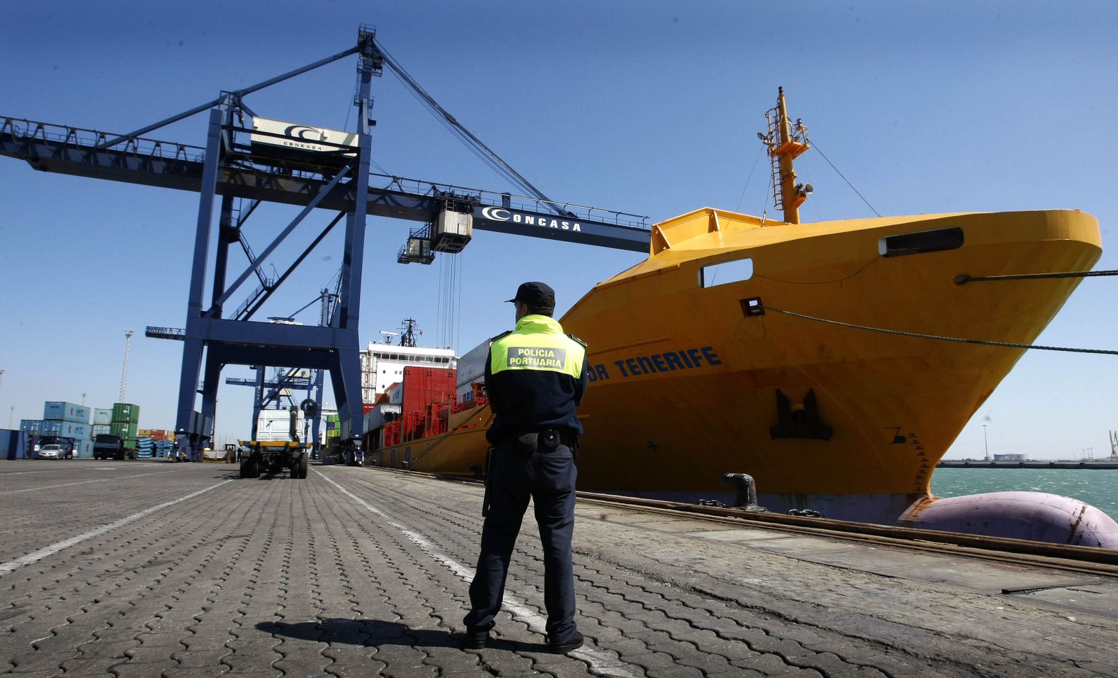 Un policía portuario ejerciendo sus labores de protección en la dársena comercial del puerto de Cádiz