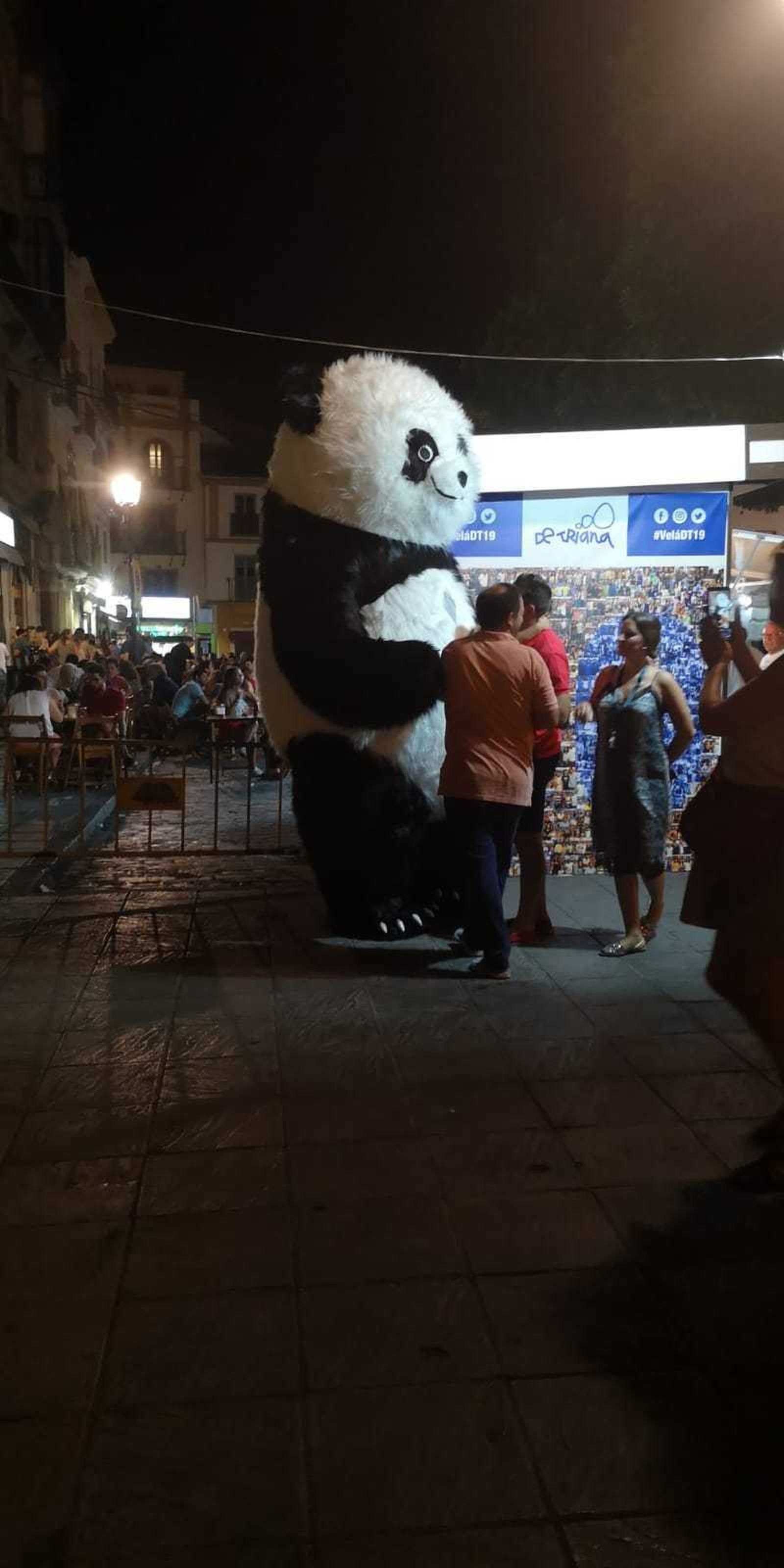 El curioso oso panda que está al lado del ‘stand’ de la marca De Triana.