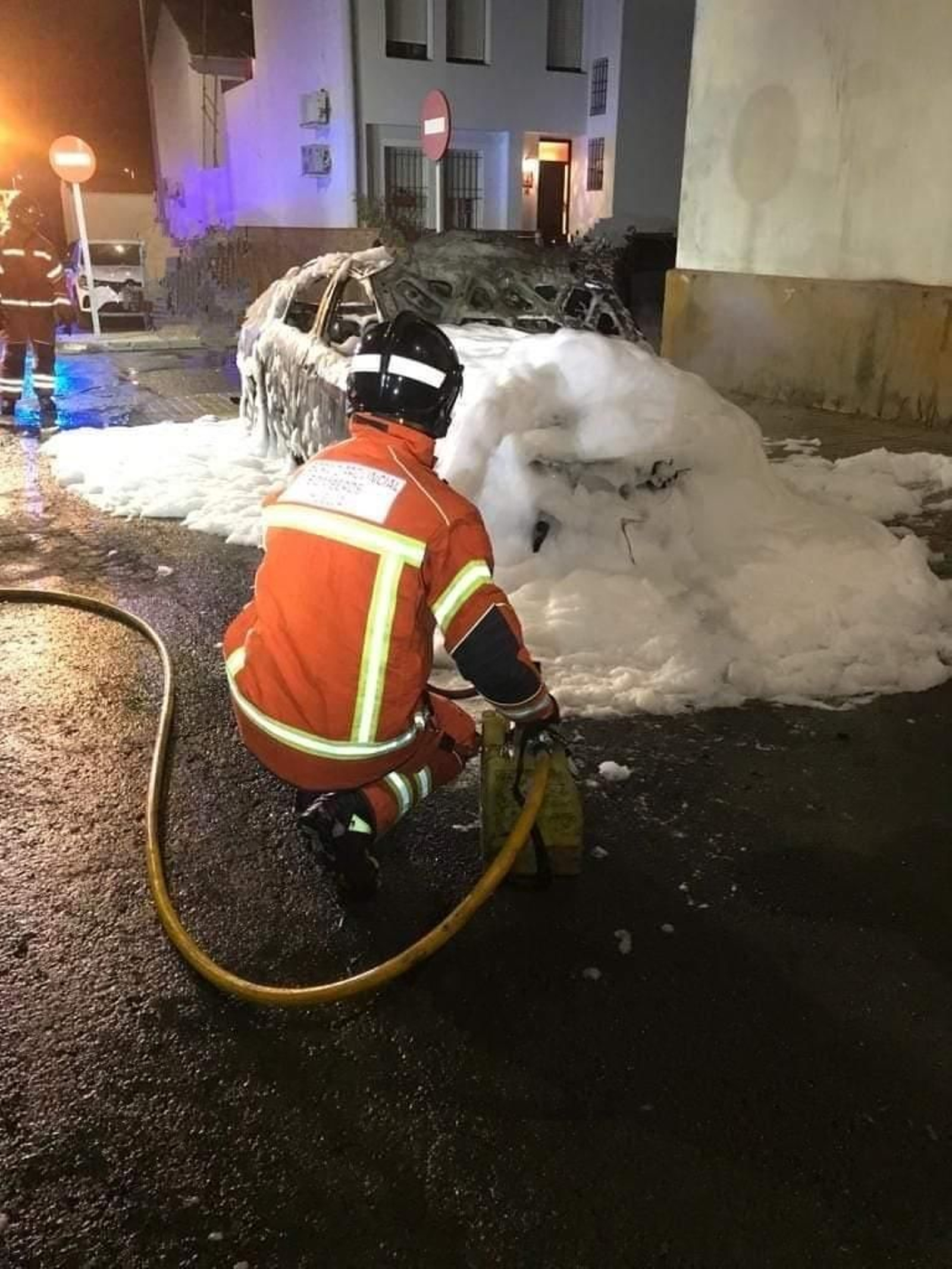 Bombero interviene en el incendio de un coche