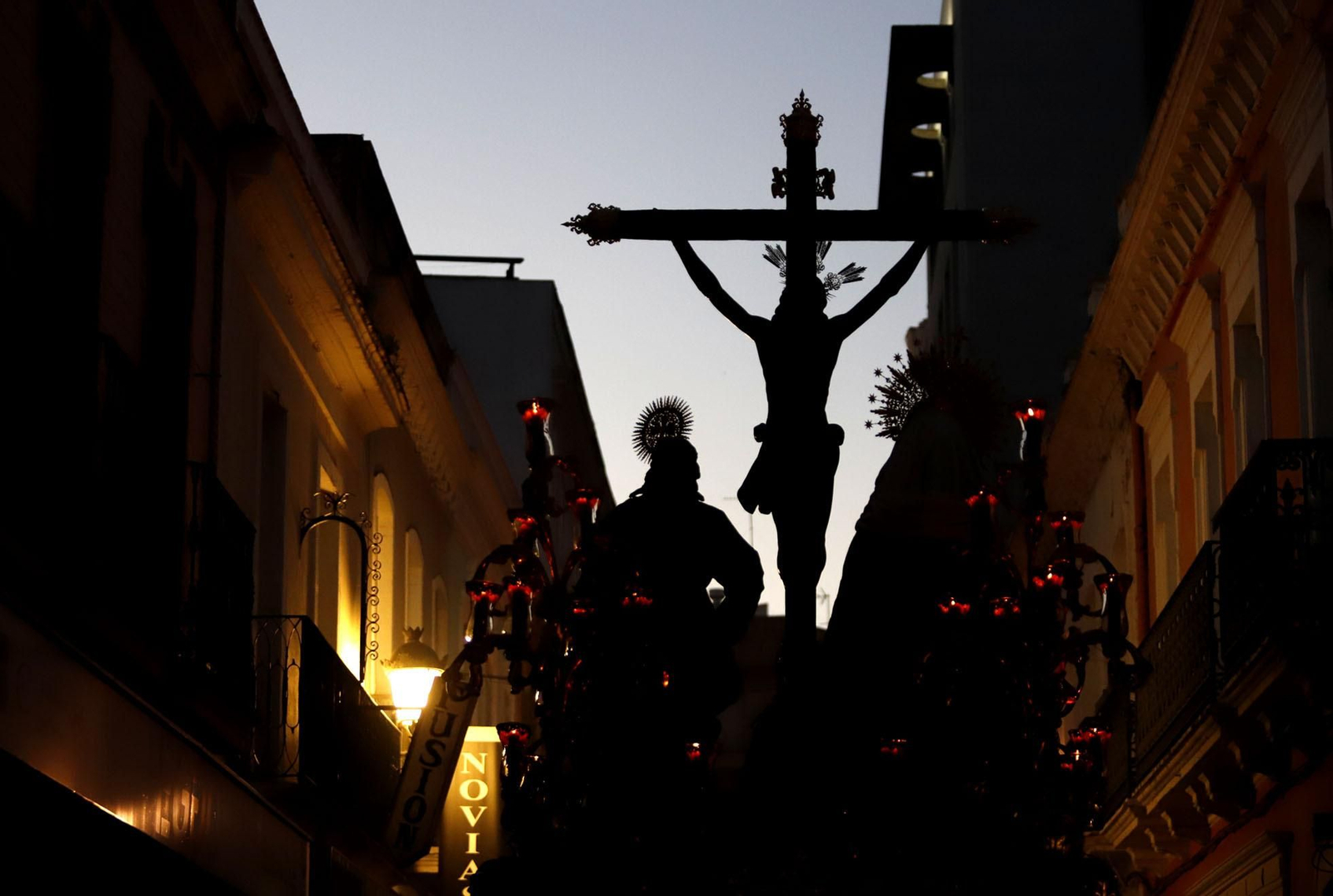 Imágenes de la estación de penitencia de la Hermandad de La Esperanza de Huelva