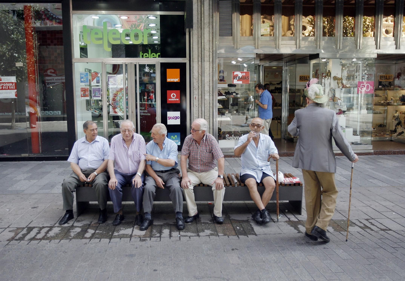 Un grupo de jubilados, en una calle del Centro.