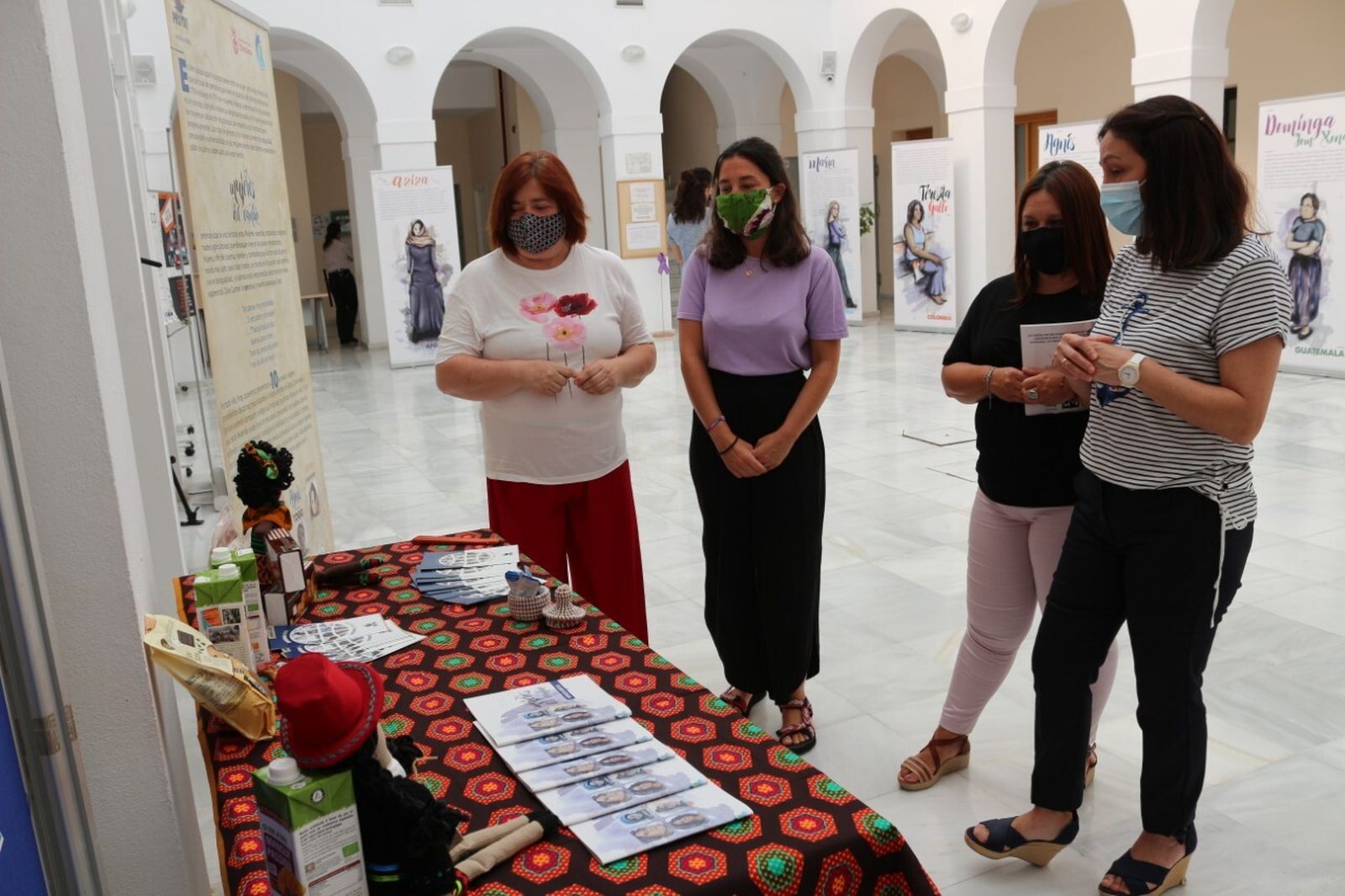 Momento de la inauguración de la muestra en el edificio Brake de Chiclana.