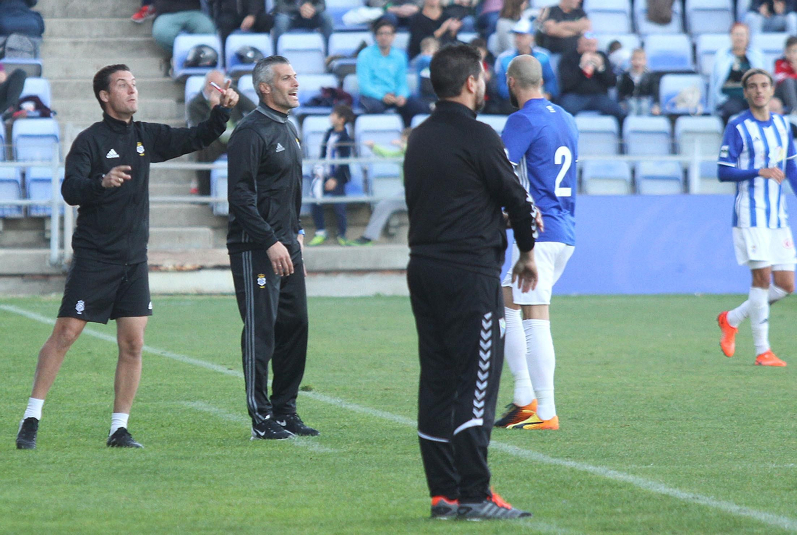 César Negredo -en el centro de la imagen- fue el responsable técnico del Recre en el partido ante el Marbella, cuando Ángel López estaba en la grada sancionado.