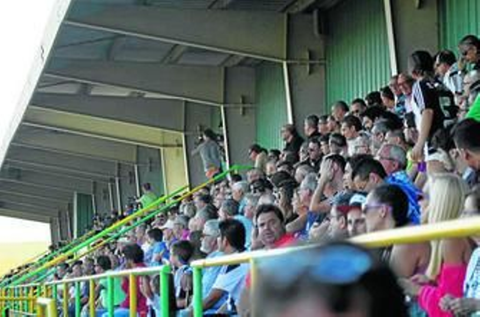 Aficionados de la Balona, en el San Rafael de Los Barrios el pasado sábado ante el Recre.