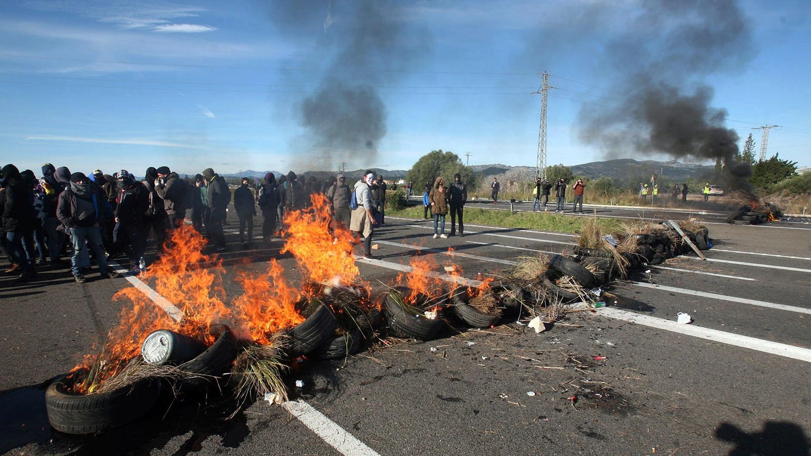 Corte de la AP-7 a la altura de L'Ampolla (Tarragona)