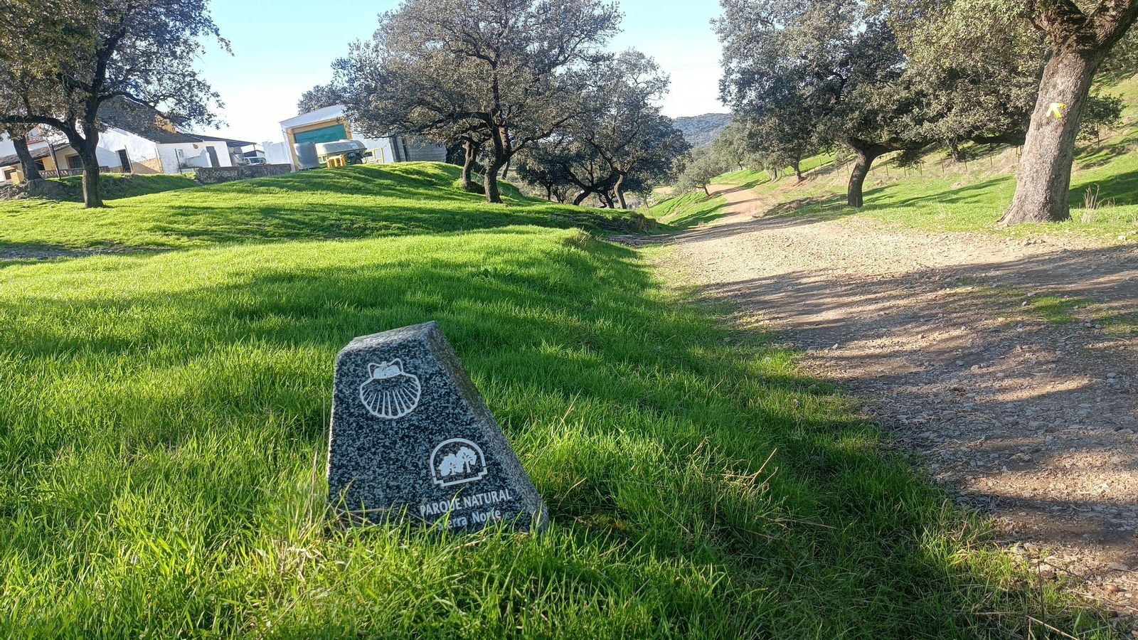 Veremos mojones y marcas del Camino de Santiago, pero en dirección opuesta.