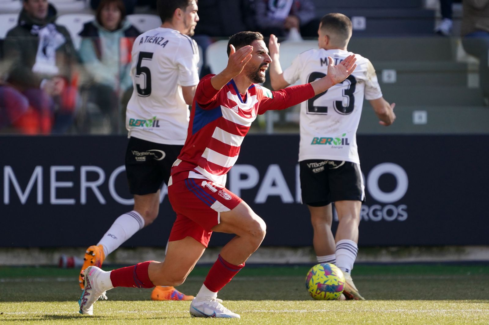 Antonio Puertas se desesperó con el colegiado en el duelo ante el Burgos.