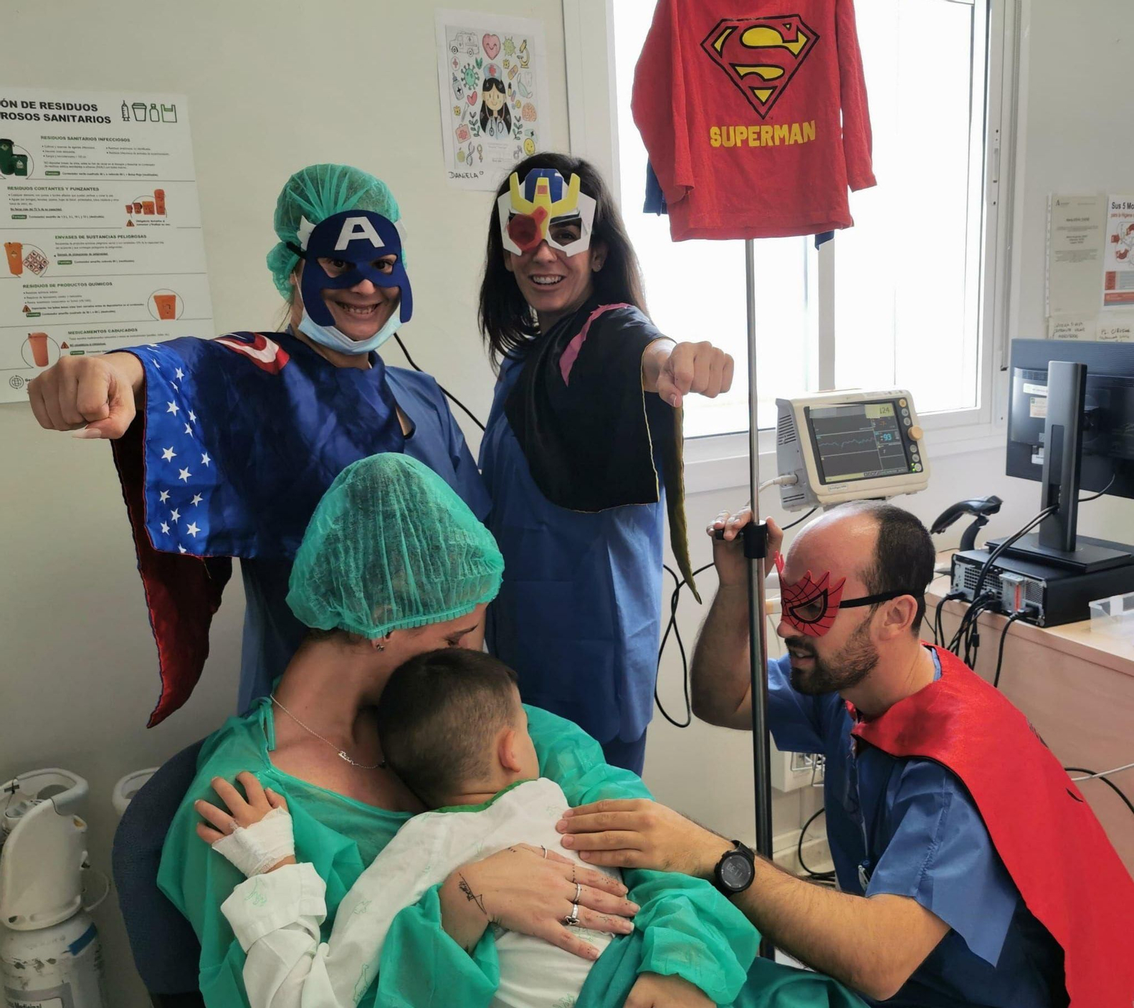 La Unidad de Recuperación Postanestésica, con profesionales disfrazados y la madre junto a un menor ingresado.