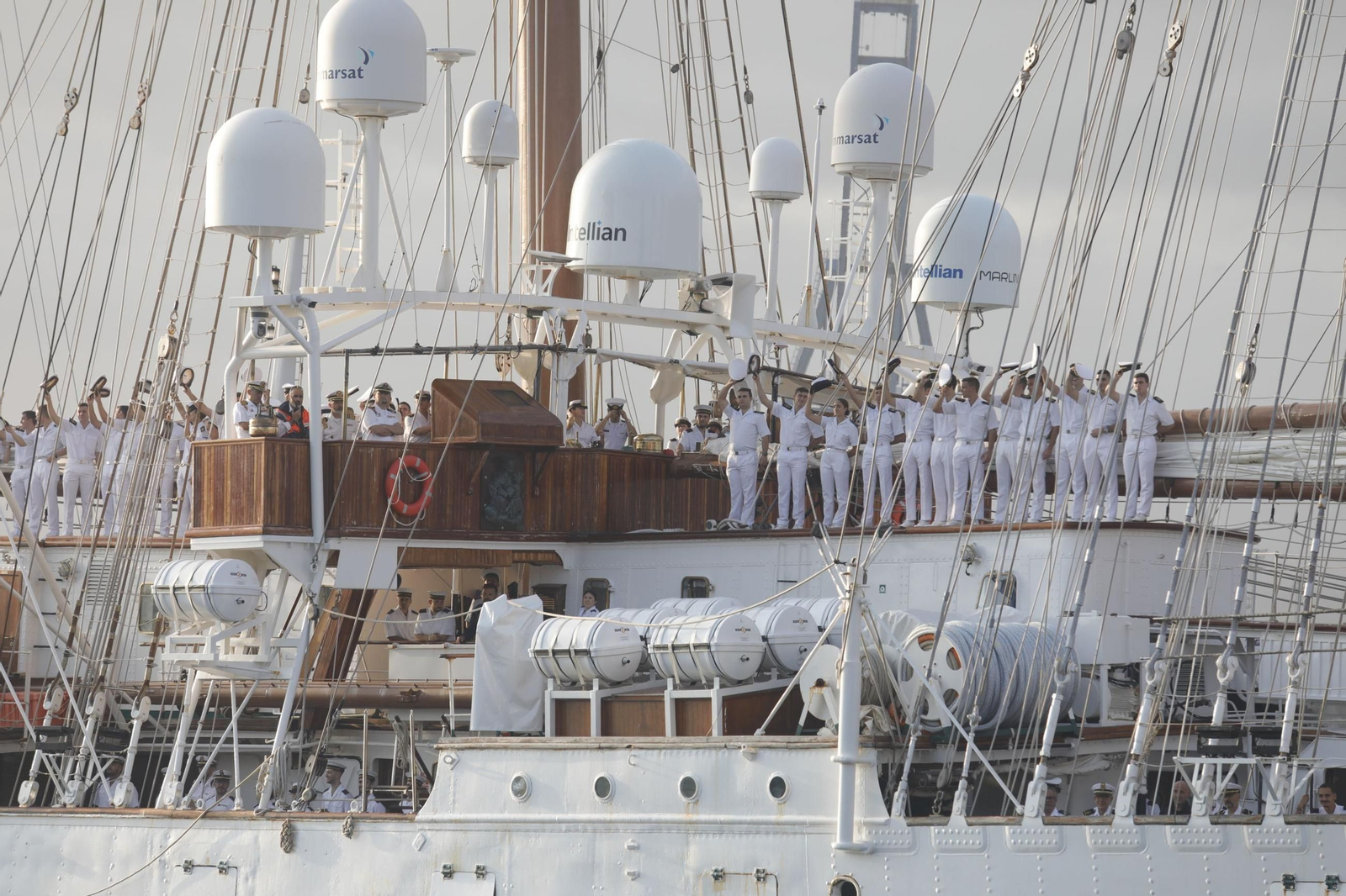 Las imágenes del 'Elcano' en su primera ciudad de vuelta a España, con la princesa Leonor a bordo