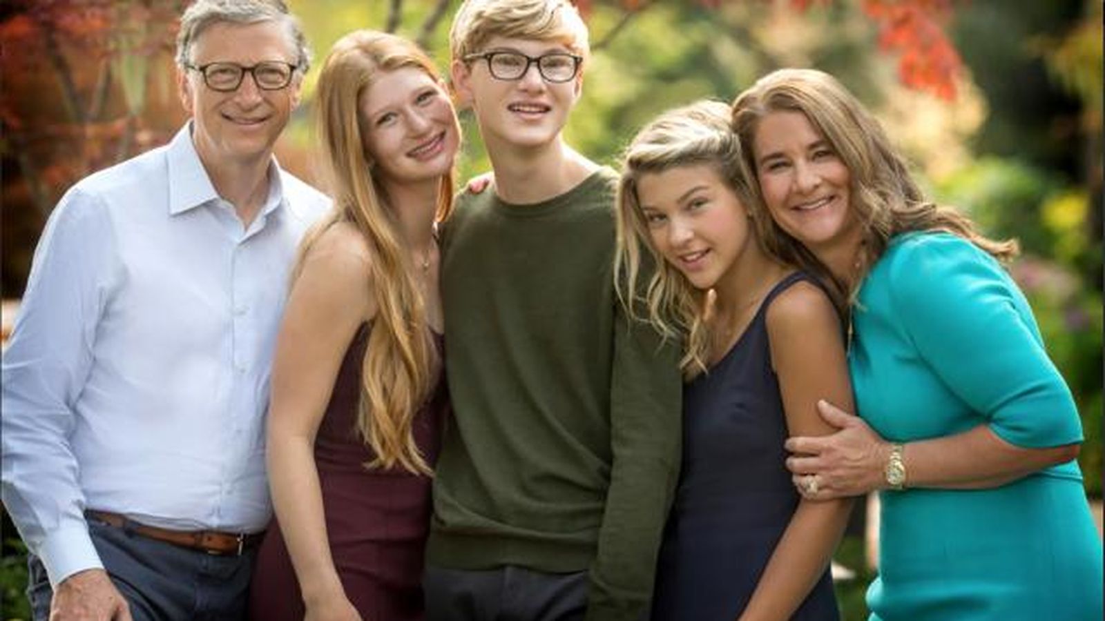 La pareja, con sus tres hijos.