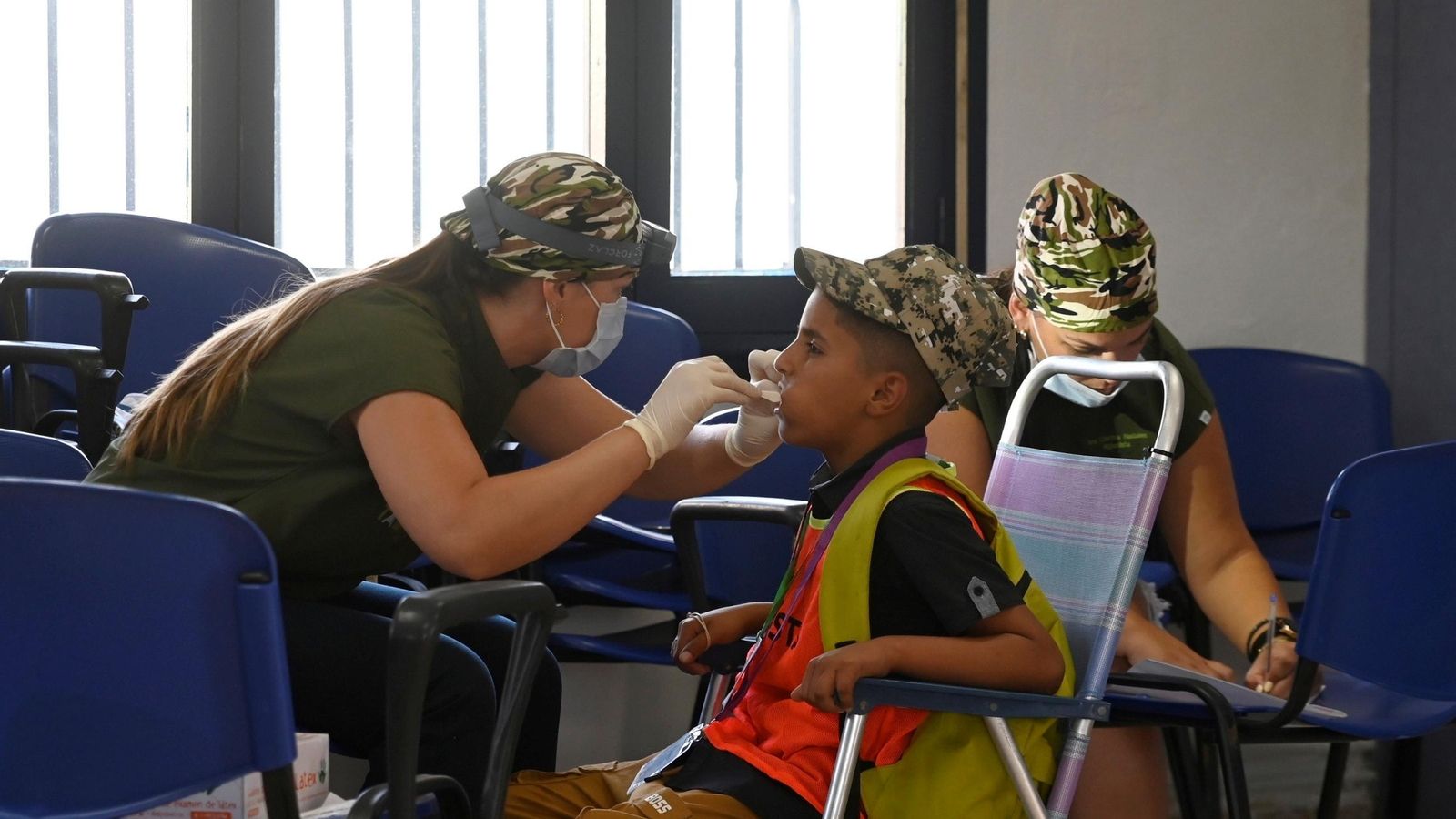 Revisión bucodental de uno de los niños Revisión bucodental de uno de los niños