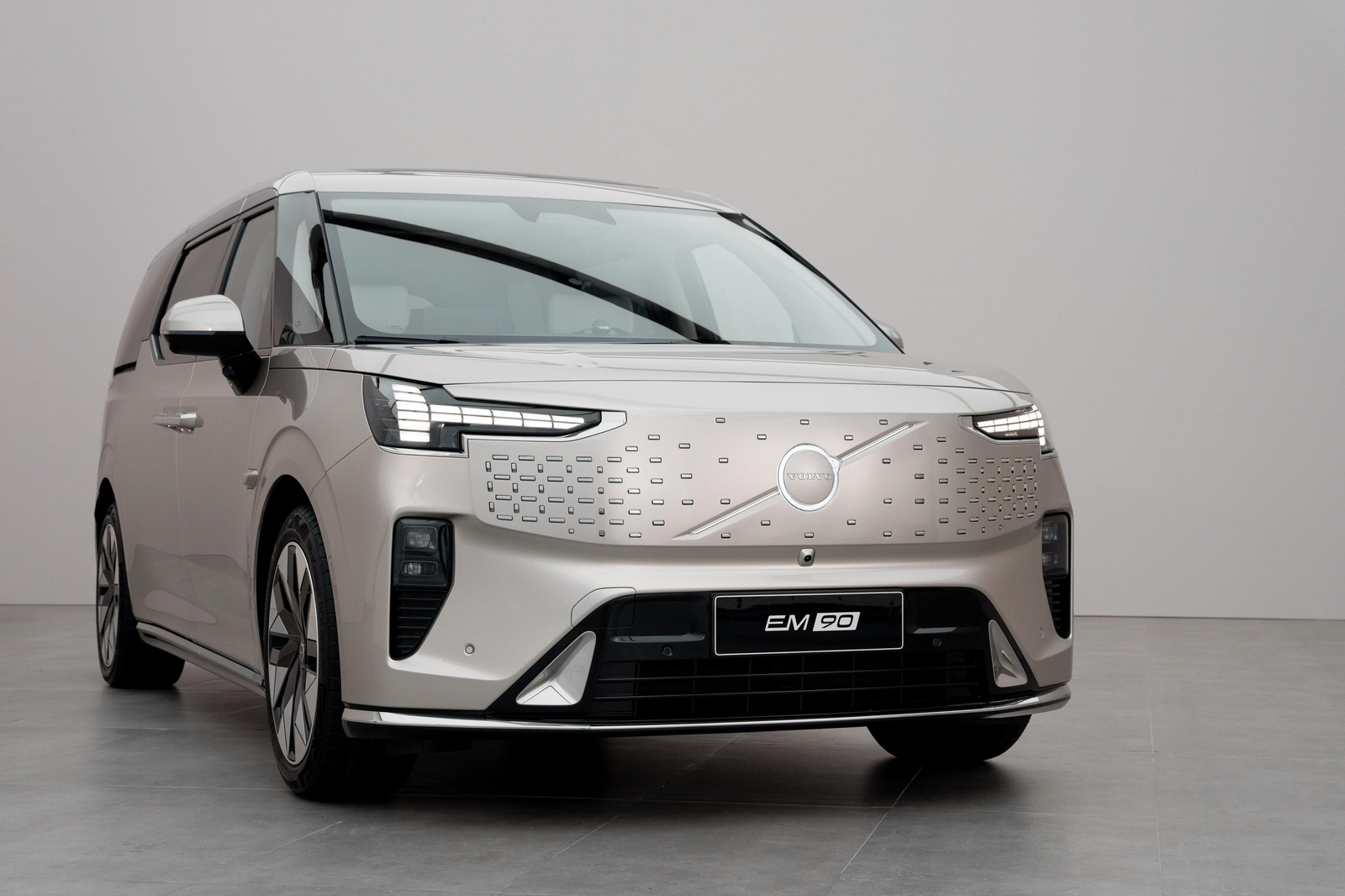 Volvo apuesta por los monovolúmenes premium con el EM90, un eléctrico de seis plazas Volvo apuesta por los monovolúmenes premium con el EM90, un eléctrico de seis plazas