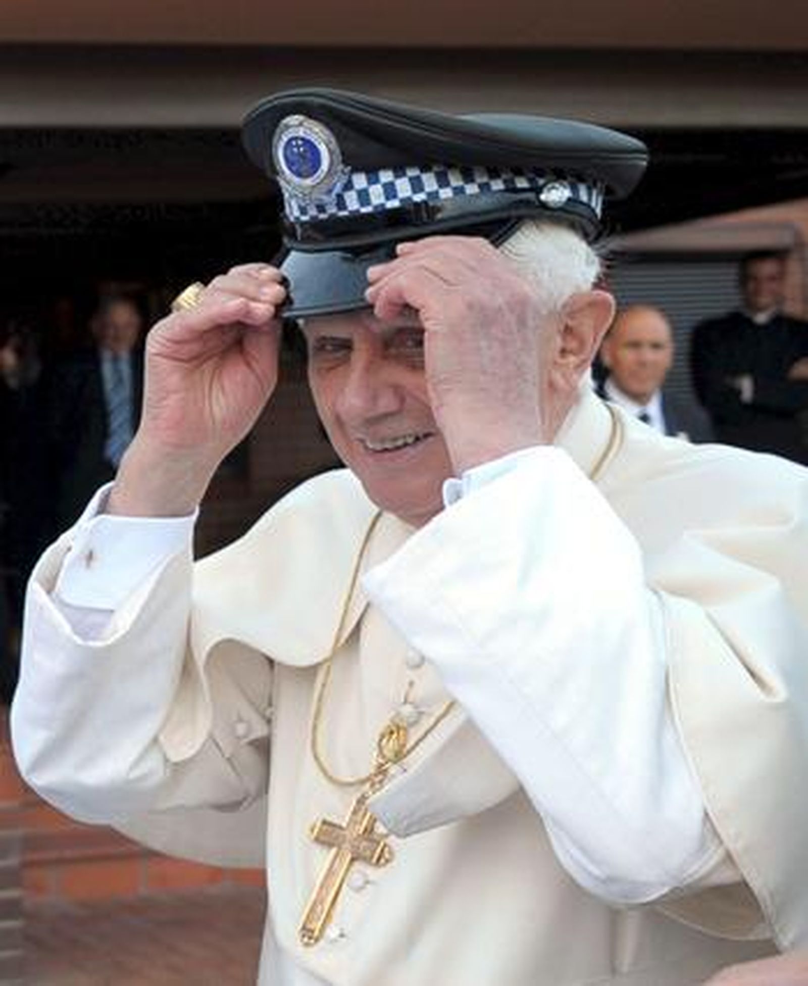 El Papa porta una gorra de la Policía australiana en uno de sus viajes.

Foto: Efe