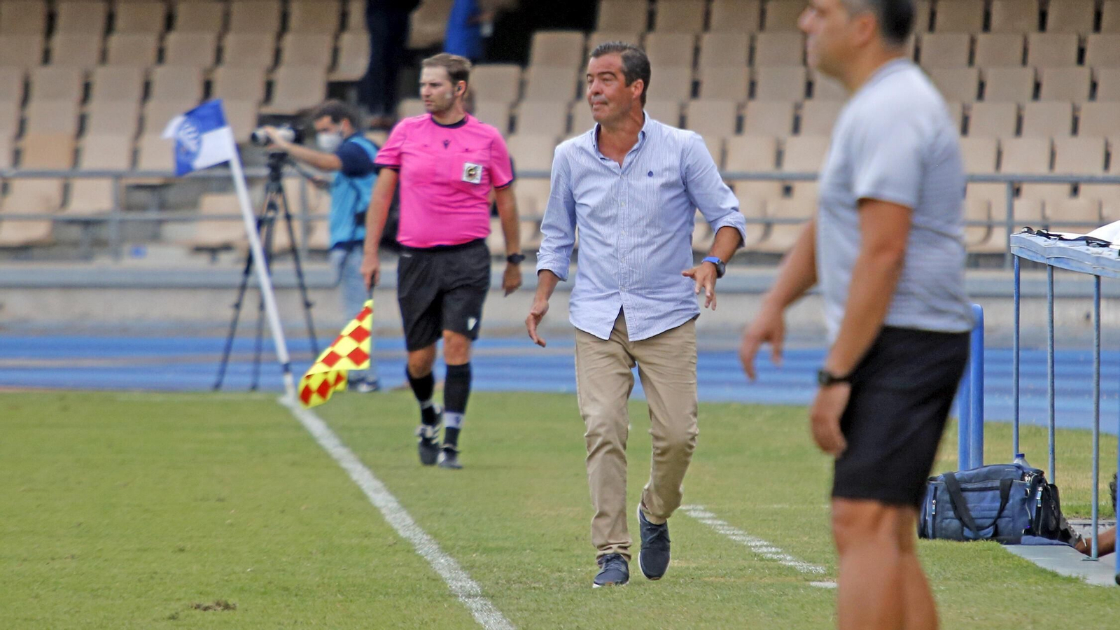 Pérez Herrera sufrió en la banda, pero no dejó de animar a sus jugadores.