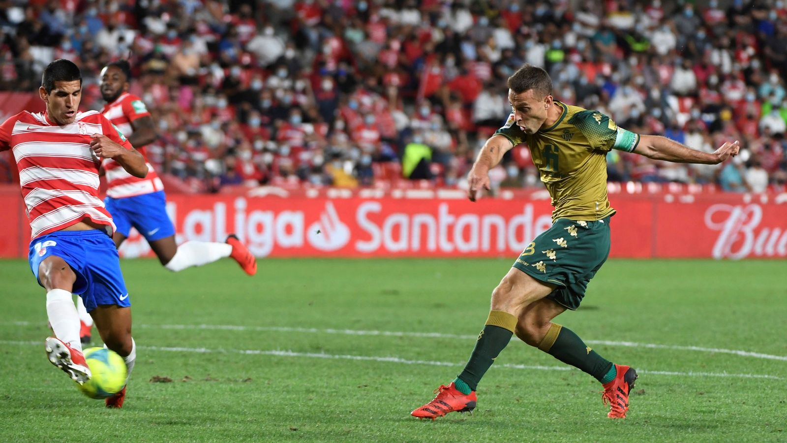 Canales dispara cruzado con la izquierda para marcar el gol del triunfo del Betis.