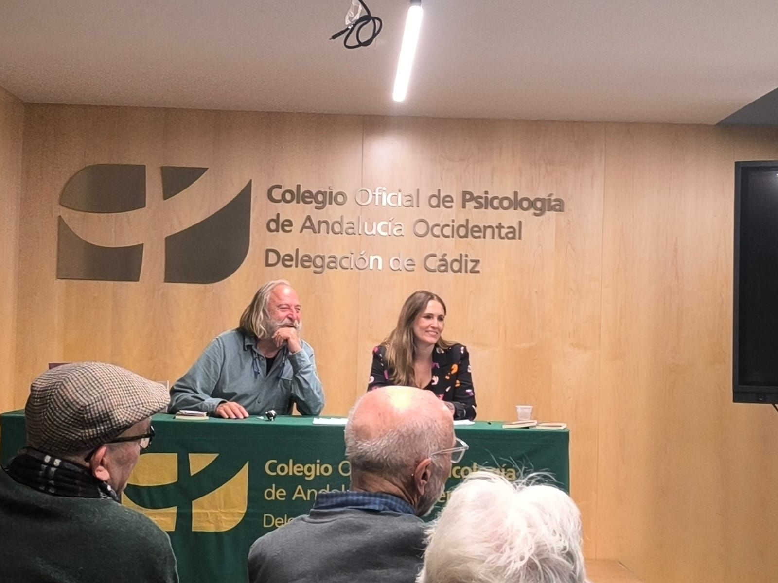 Elena Zurita, en la presentación de su obra en el Colegio de Psicología de Andalucía Occidental.