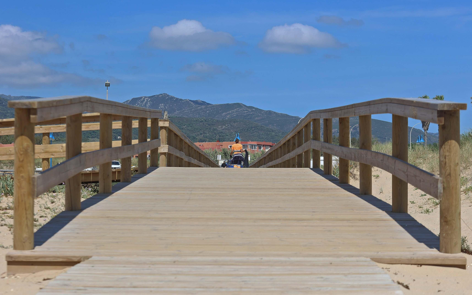 Imágenes de los preparativos para  la temporada de playas en Getares