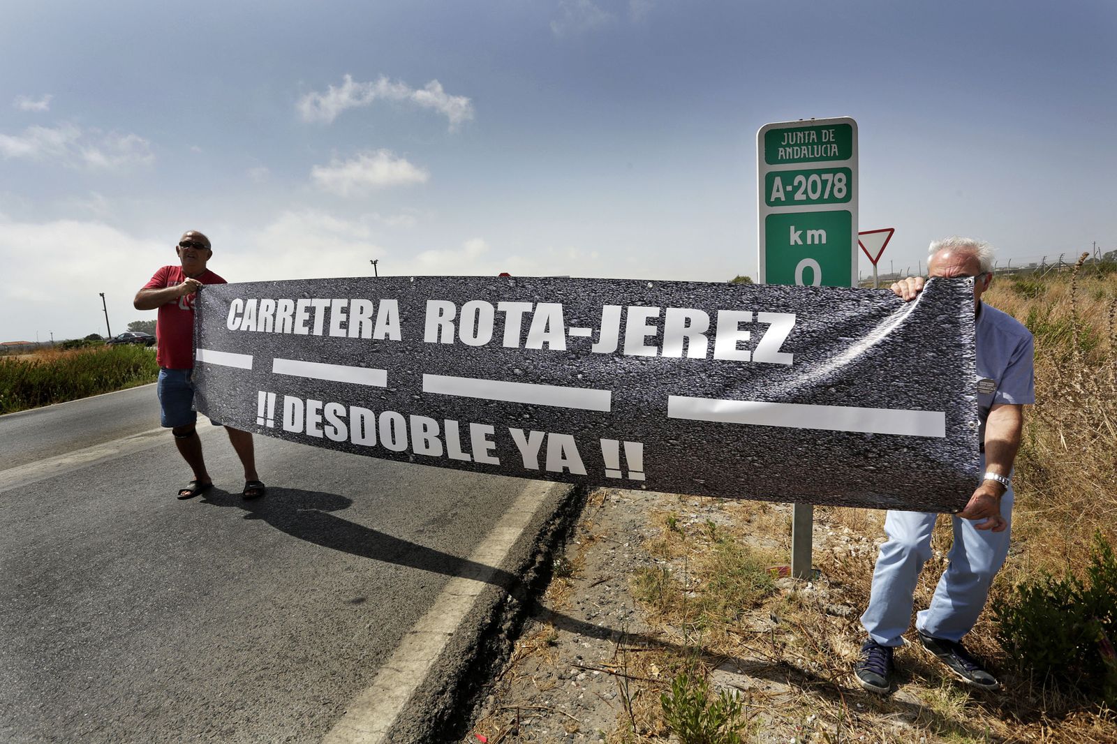 Dos miembros de la plataforma en la carretera A-2078, que conecta Rota con Jerez, el pasado año.