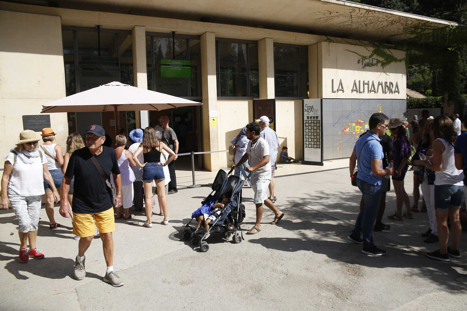 Imagen de archivo de turistas a las puertas de las taquillas de la Alhambra de Granada
