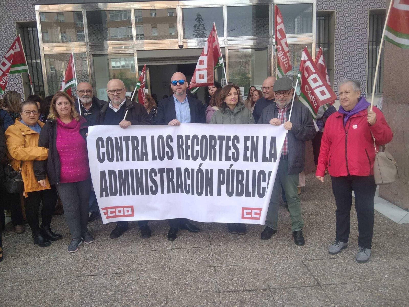 Un momento de la concentración de CCOO frente al Juzgado de Algeciras