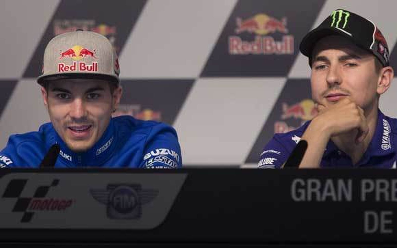 Maverick Viñales, junto a Jorge Lorenzo. /EFE
