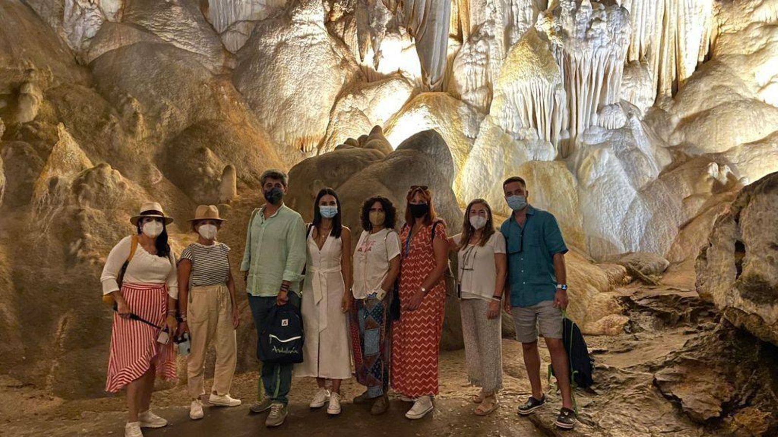 Blogueros profesionales visitan la Gruta de las Maravillas
