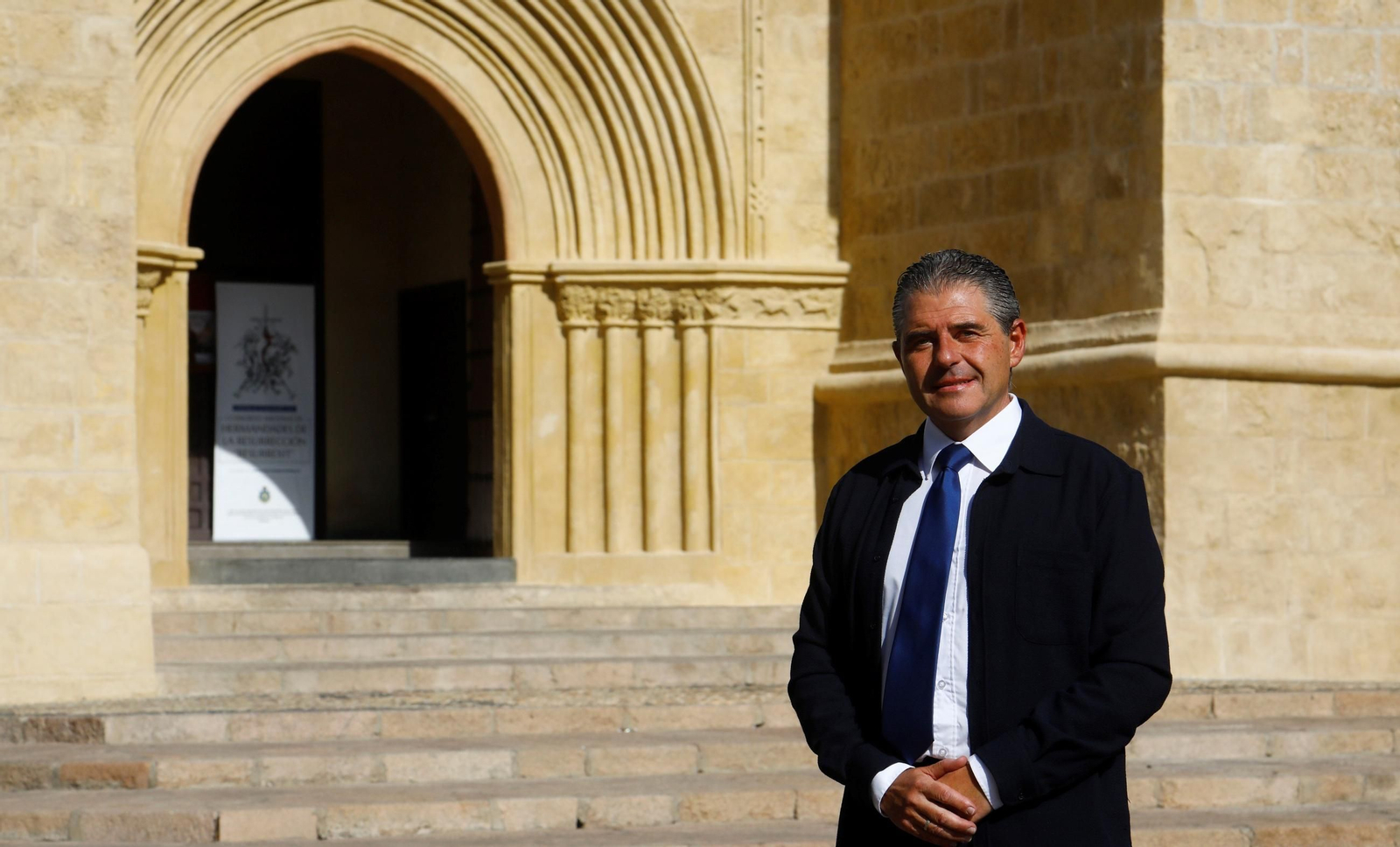 Manuel Murillo, ante la puerta de la iglesia de Santa Marina.