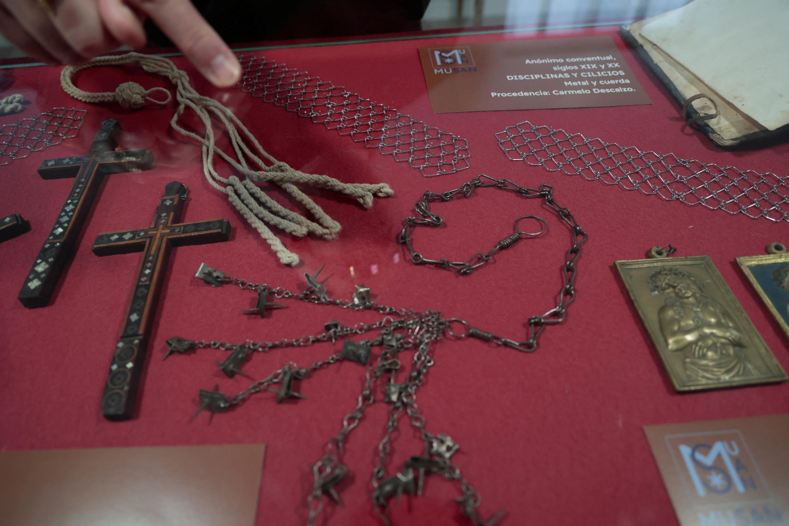 Objetos para las disciplinas penitenciales en los conventos.