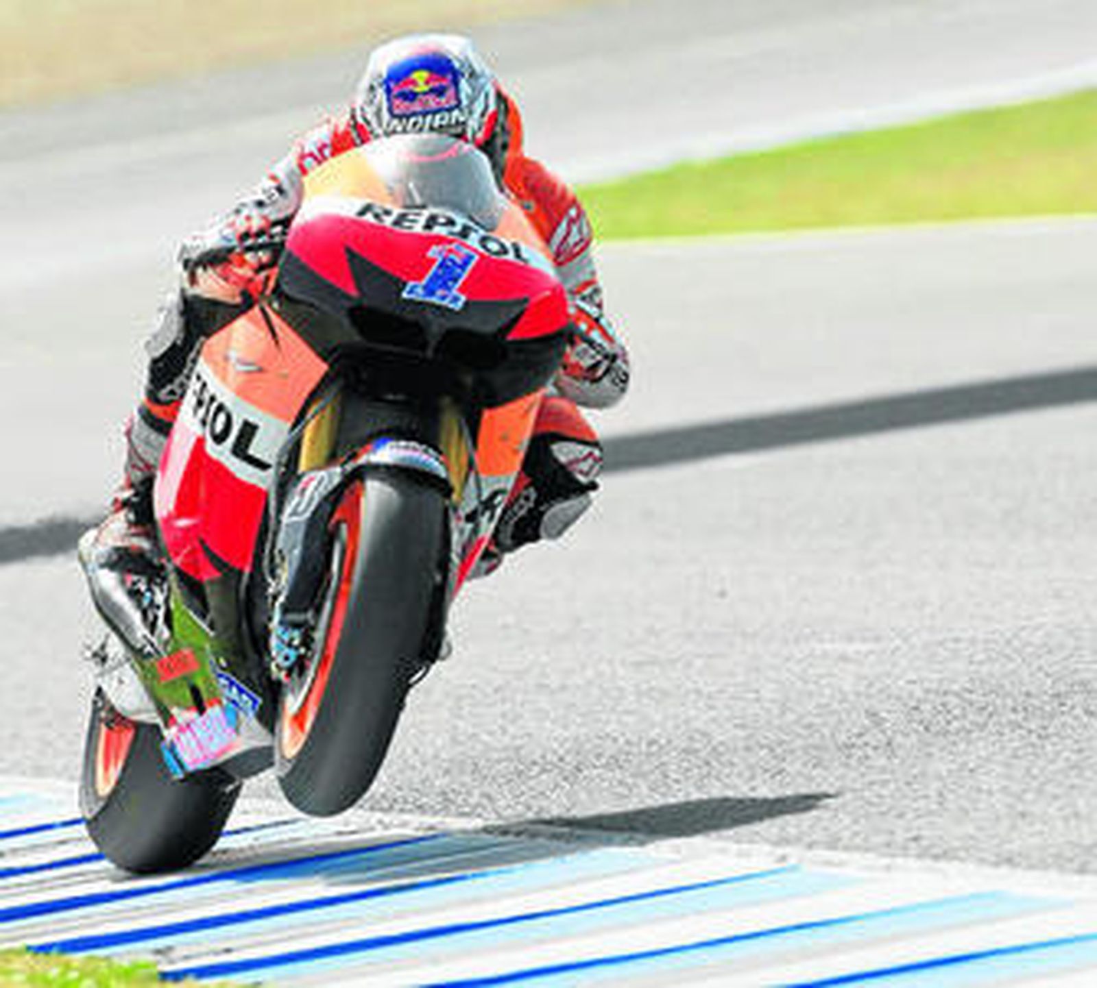 Jorge Lorenzo tumba su Yamaha en el paso por una curva. El '99' español fue primero gran parte de la jornada.