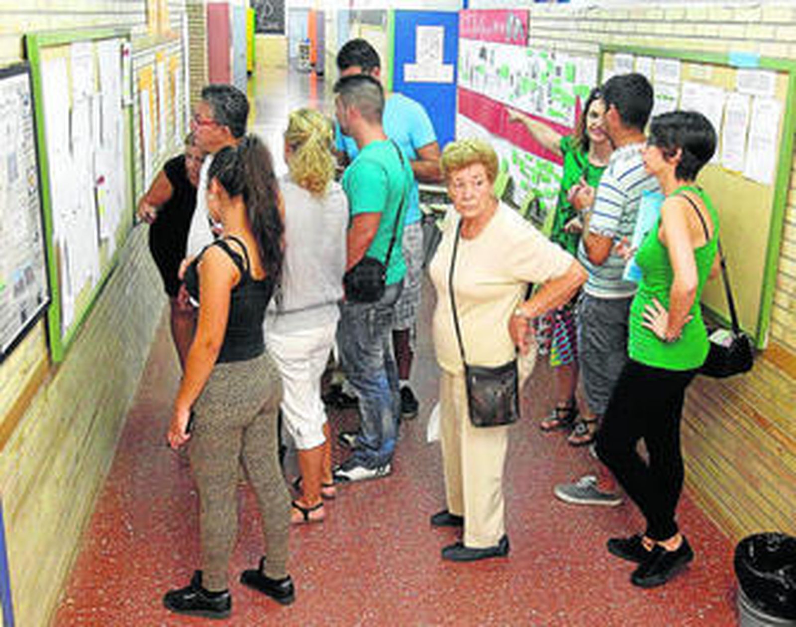 Alumnos de lo grupos de jóvenes y de mayores en la puerta principal del Centro de Educación Permanente Polígono Sur.