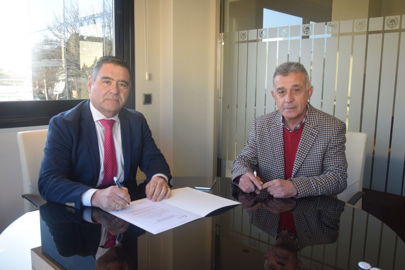Firma del convenio entre el Ayuntamiento y el Colegio de Veterinarios de Córdoba.