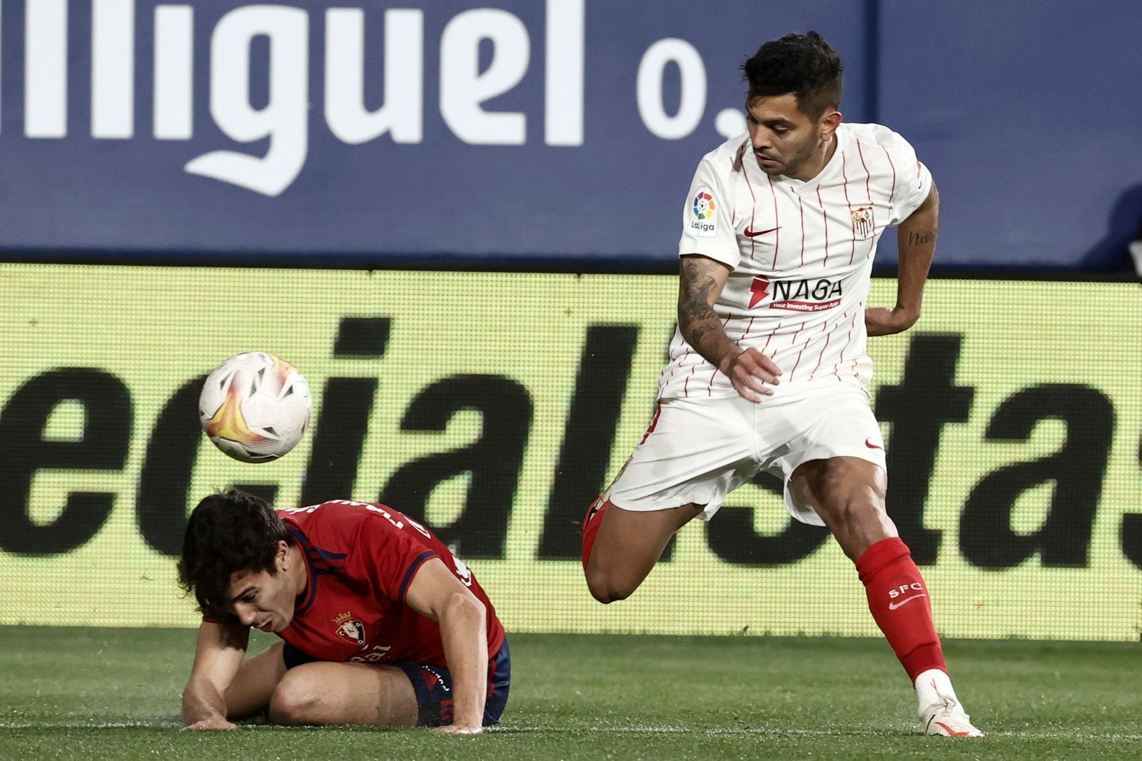 Tecatito intenta marcharse de Manu García.