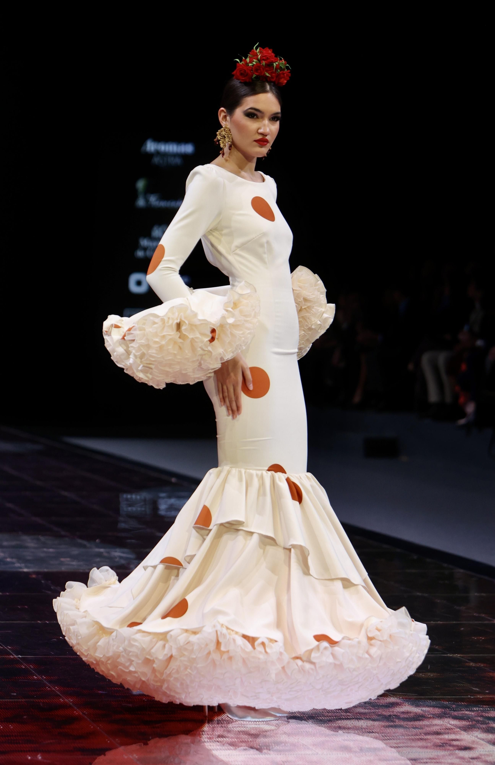 Desfile de Rosa Pedroche en SIMOF, todas las fotos