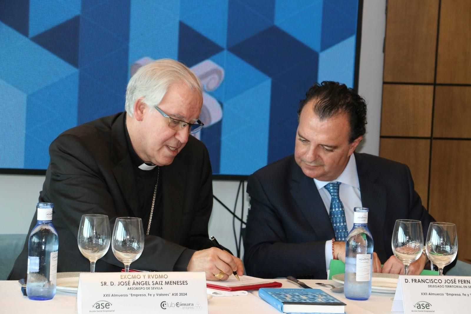 Monseñor José Ángel Saiz Meneses junto a Francisco José Fernández Romero.
