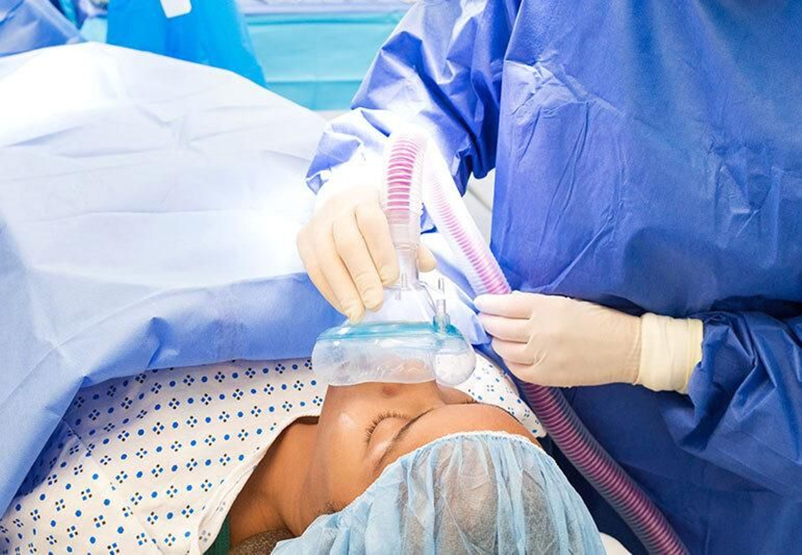 Un profesional trata con anestesia a una paciente Un profesional trata con anestesia a una paciente