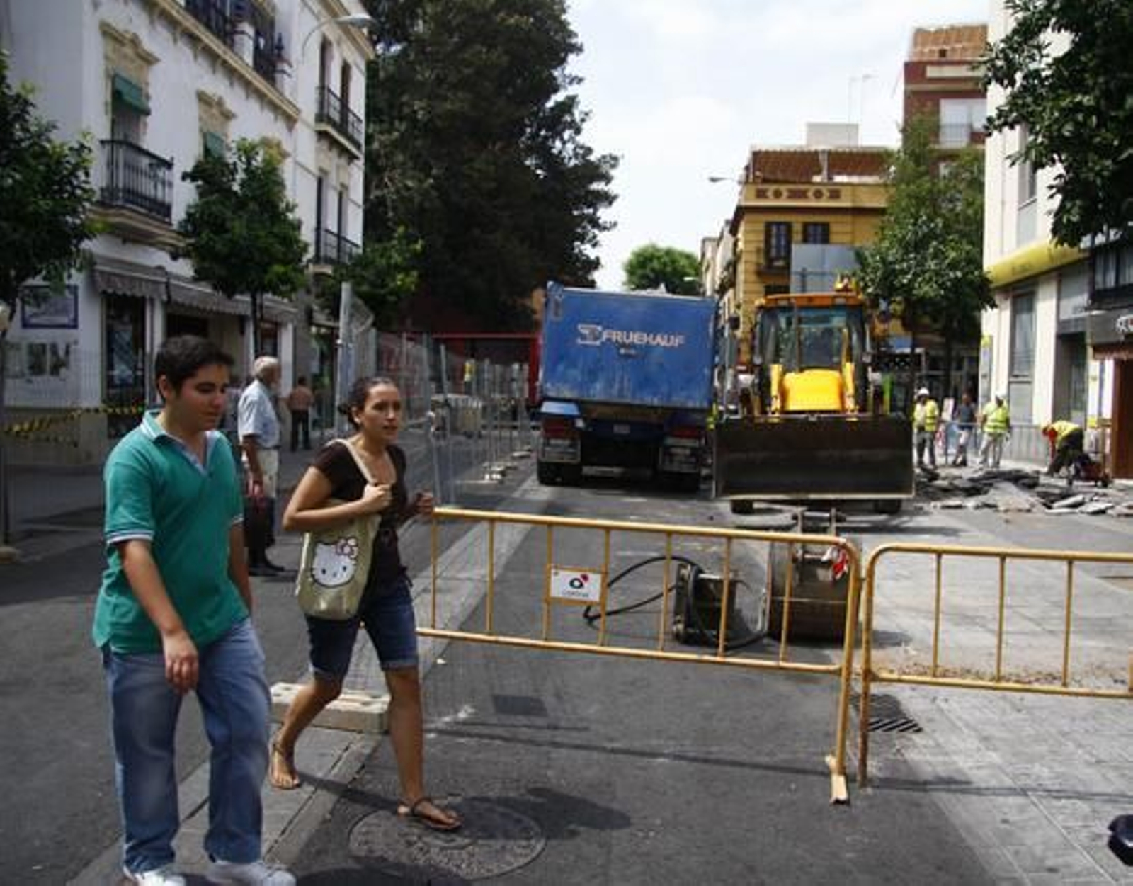 Los operarios ya han comenzado con los trabajos para peatonalizar la calle San Jacinto.

Foto: Belén Vargas
