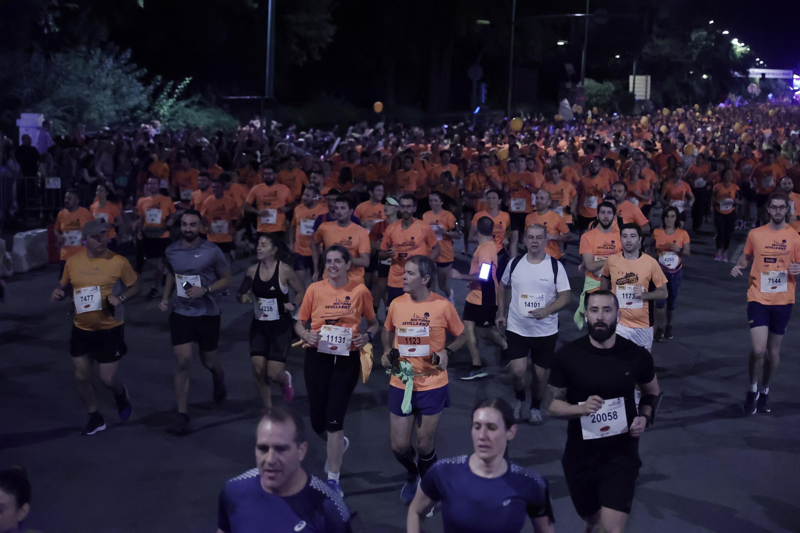 Búscate en la Carrera Nocturna de Sevilla (2)