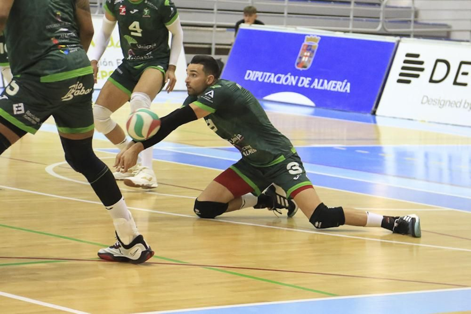 Víctor Rodríguez recibe en un partido de la actual temporada