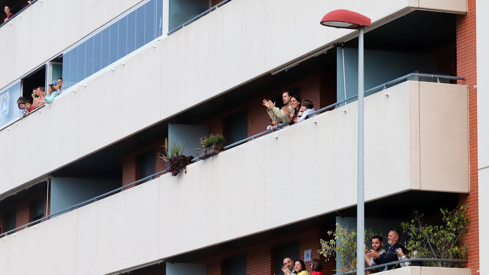 Aplausos a los sanitarios en un bloque de viviendas de Huelva.