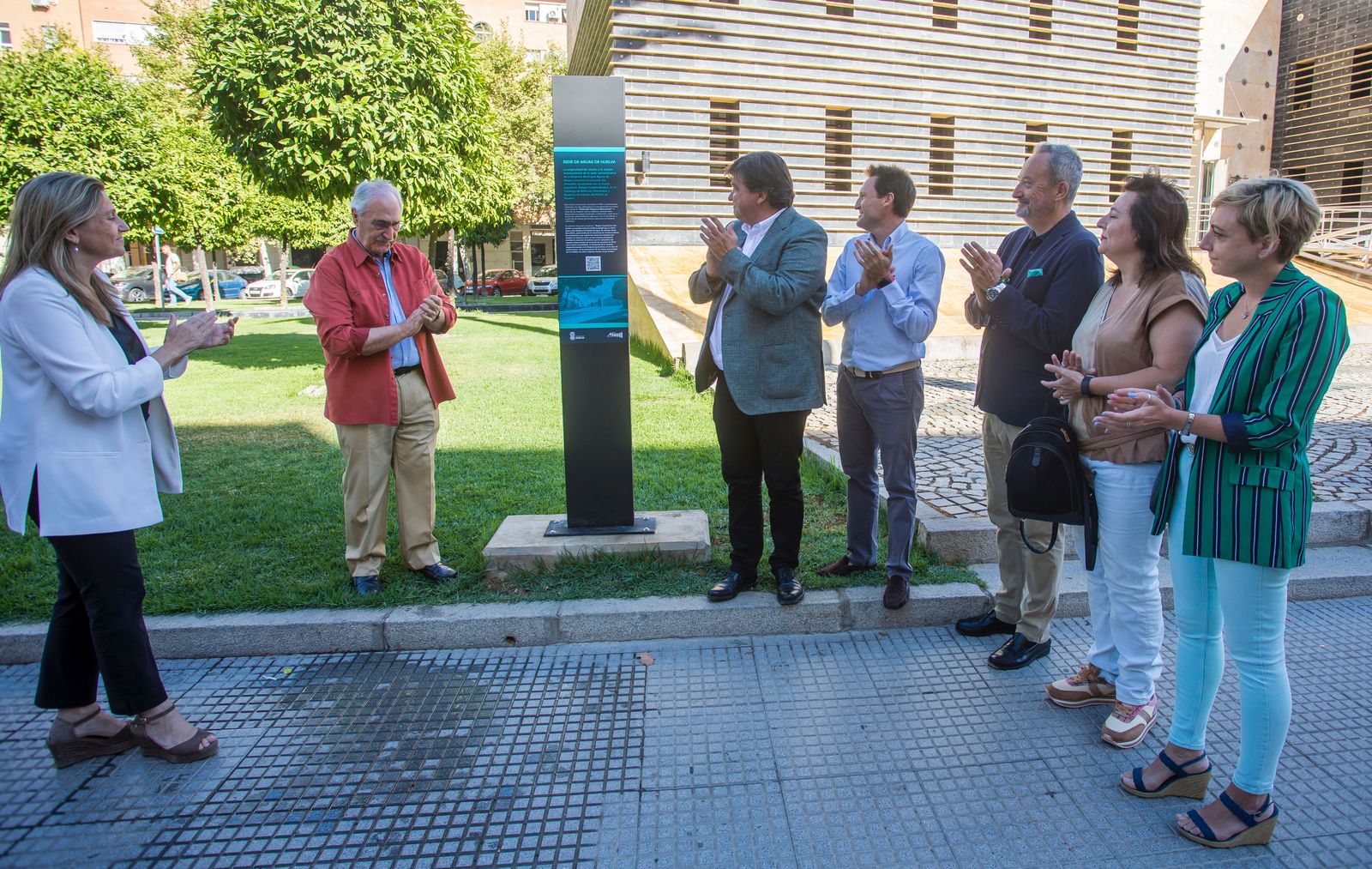 Momento de la instalación del monolito frente a la sede de Aguas de Huelva.