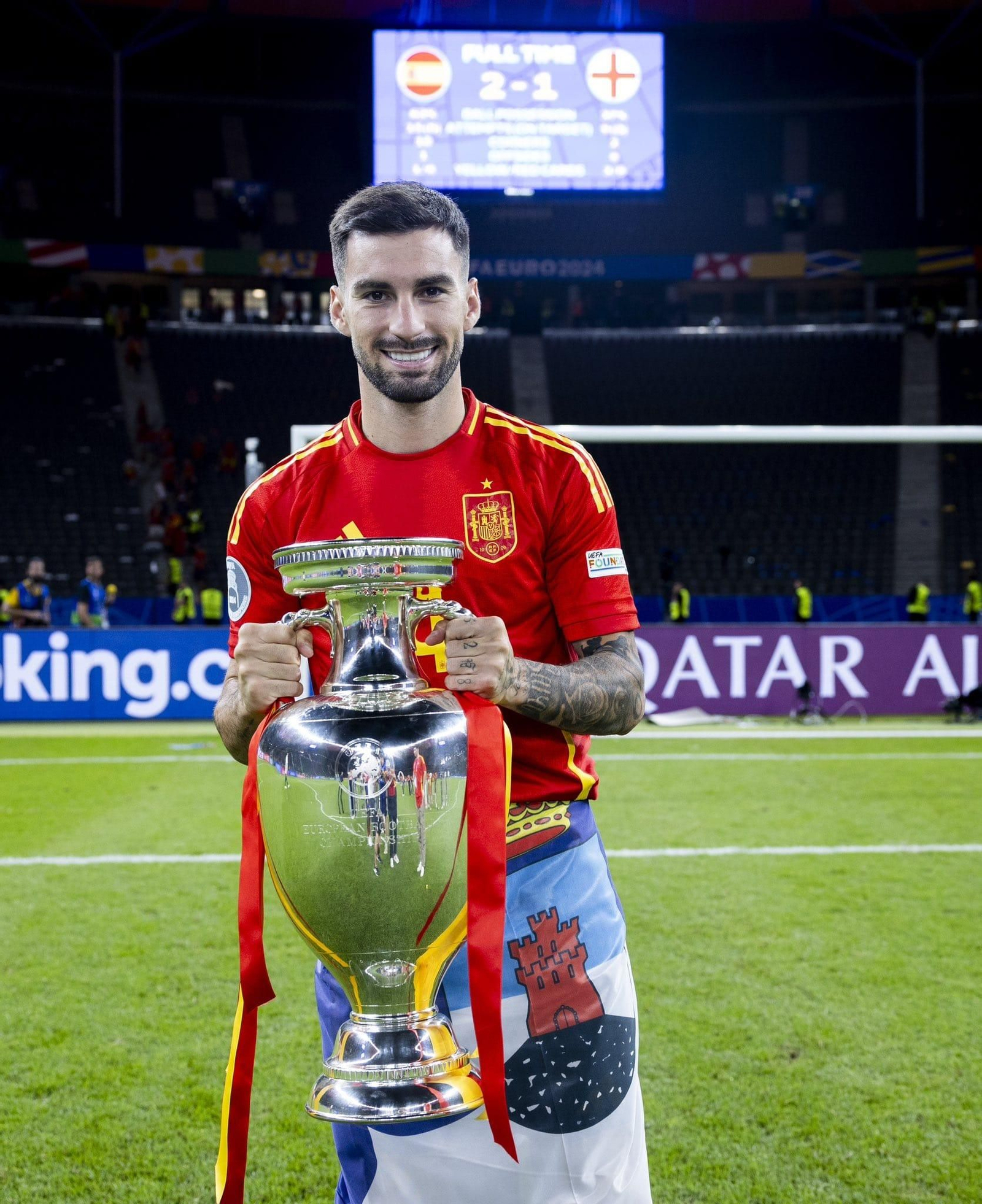 El roquetero posa con la Eurocopa conquistada durante el pasado mes de julio en Alemania. El roquetero posa con la Eurocopa conquistada durante el pasado mes de julio en Alemania.