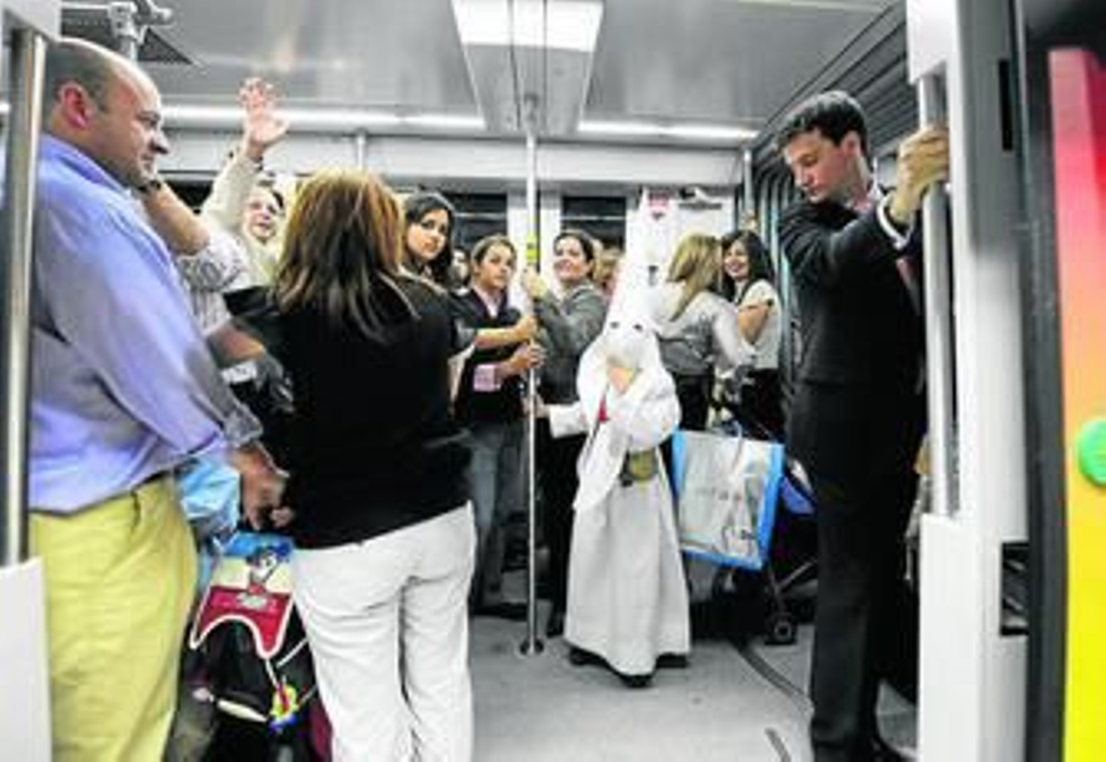 En una jornada normal los usuarios del Metro no esperan más de ocho minutos la llegada del tren.