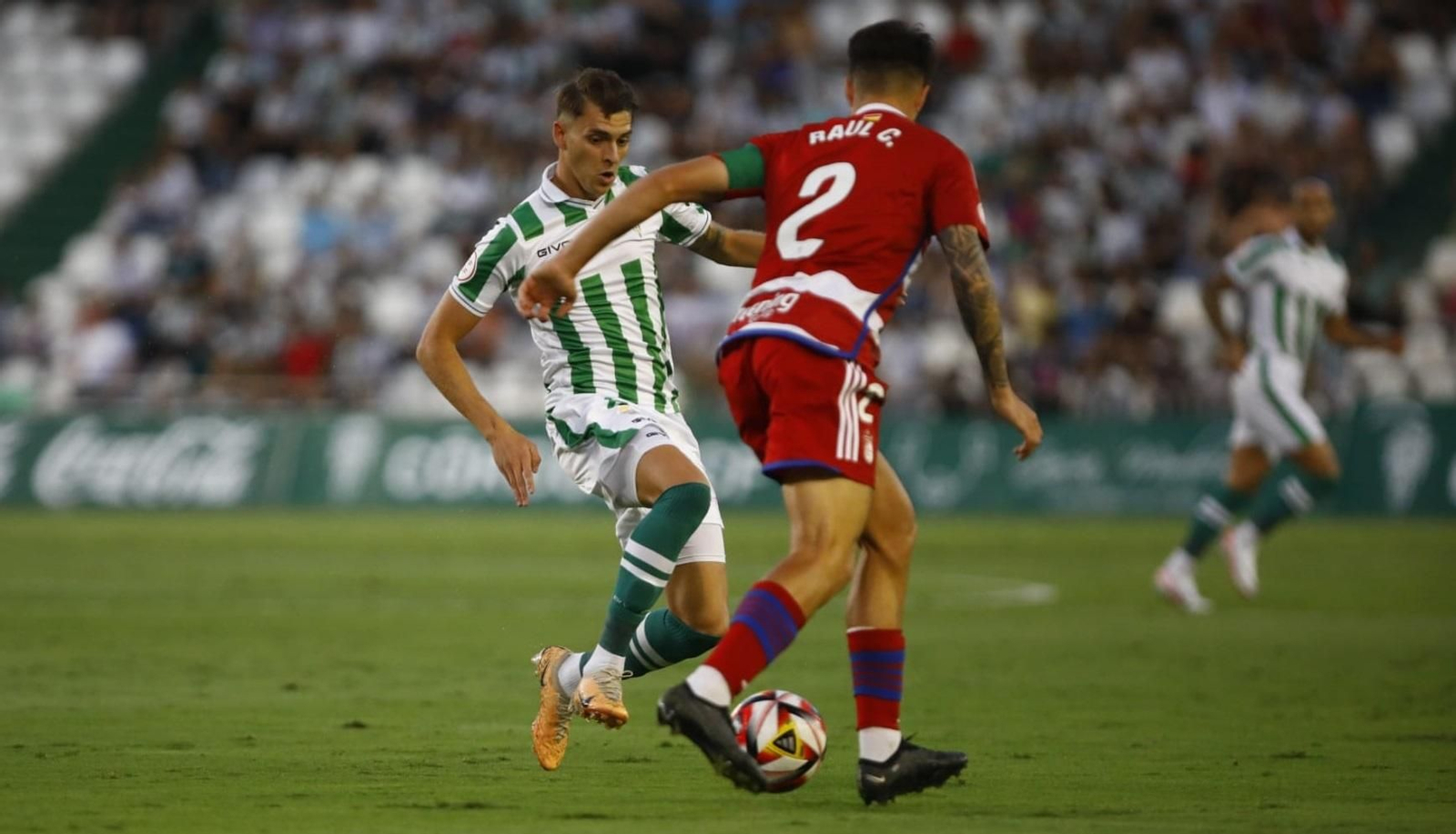 Álex Sala pugna por el balón con Raúl.