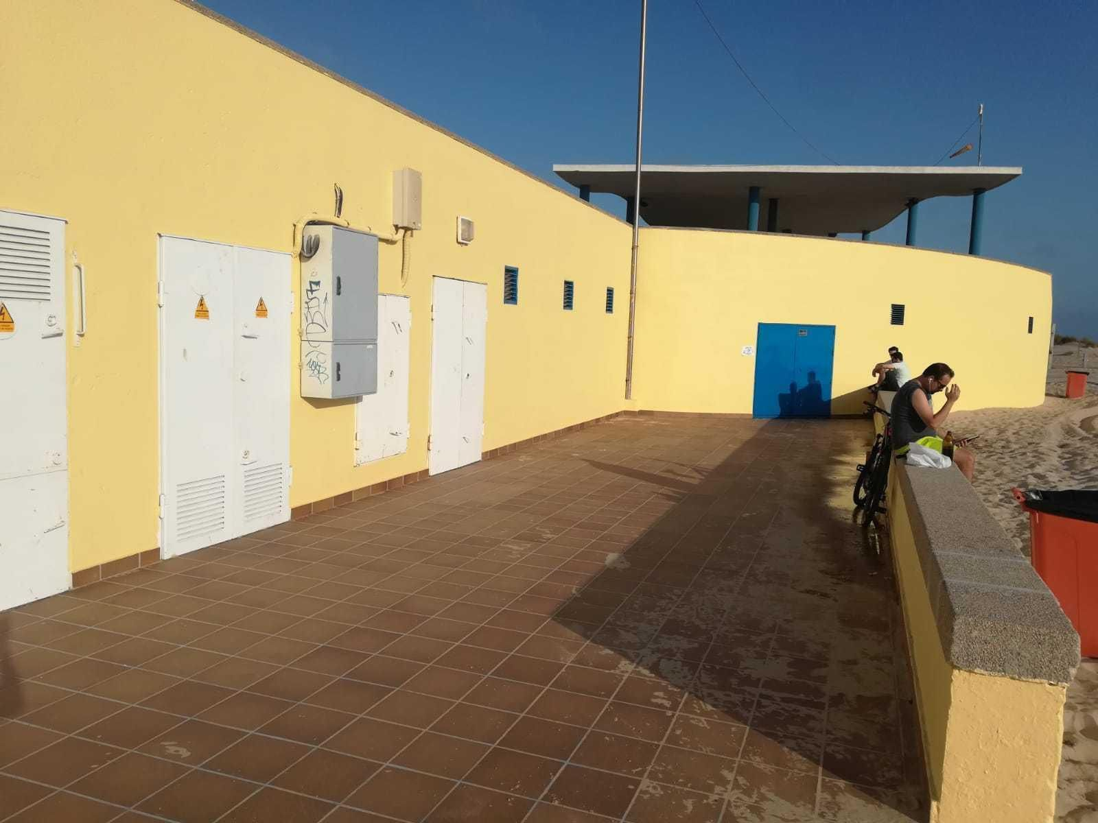 Una imagen parcial de cómo ha quedado el exterior del módulo de playa, una vez arreglado.