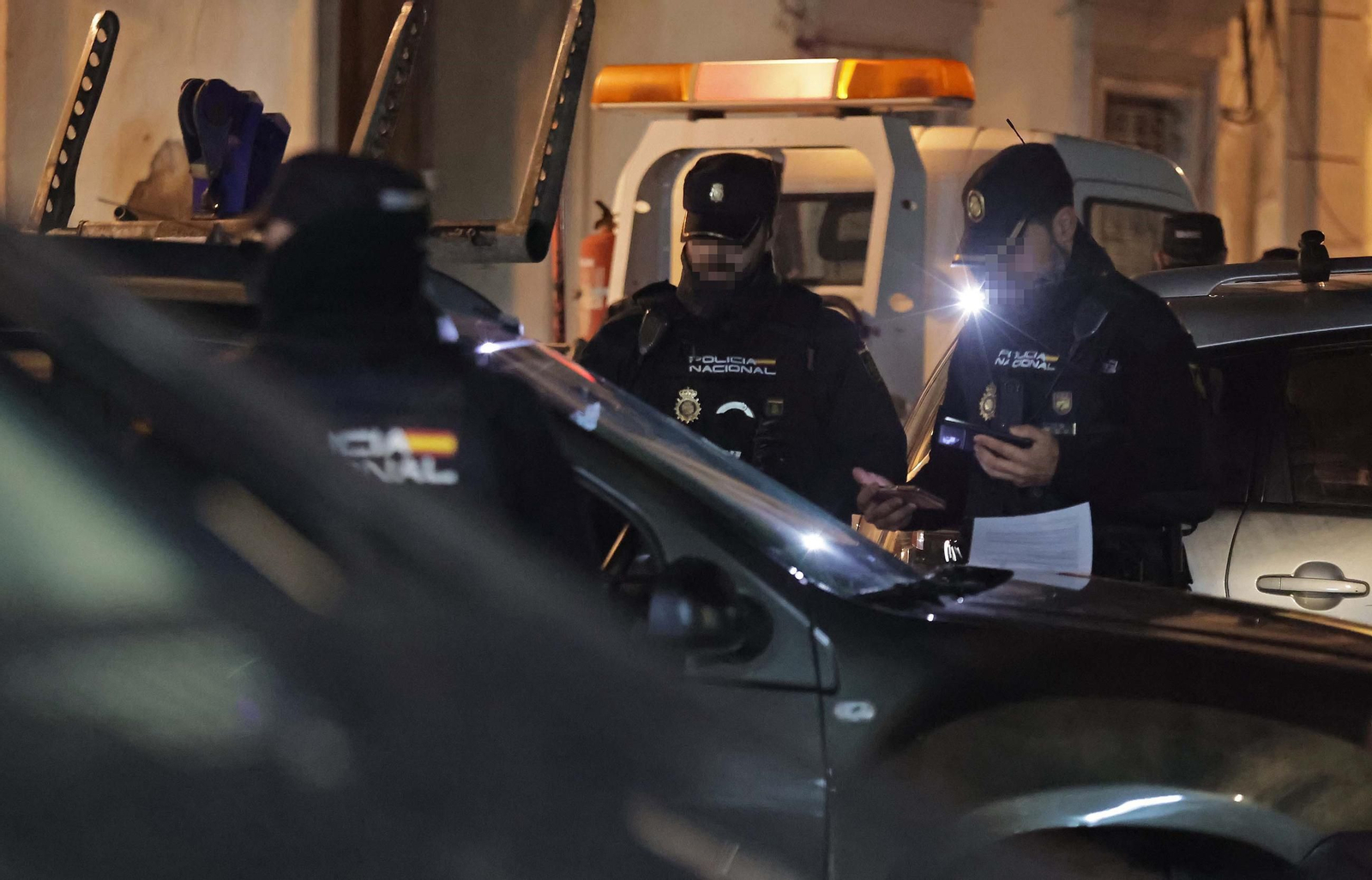 La Policía Nacional trabajando en un registro en Algeciras.