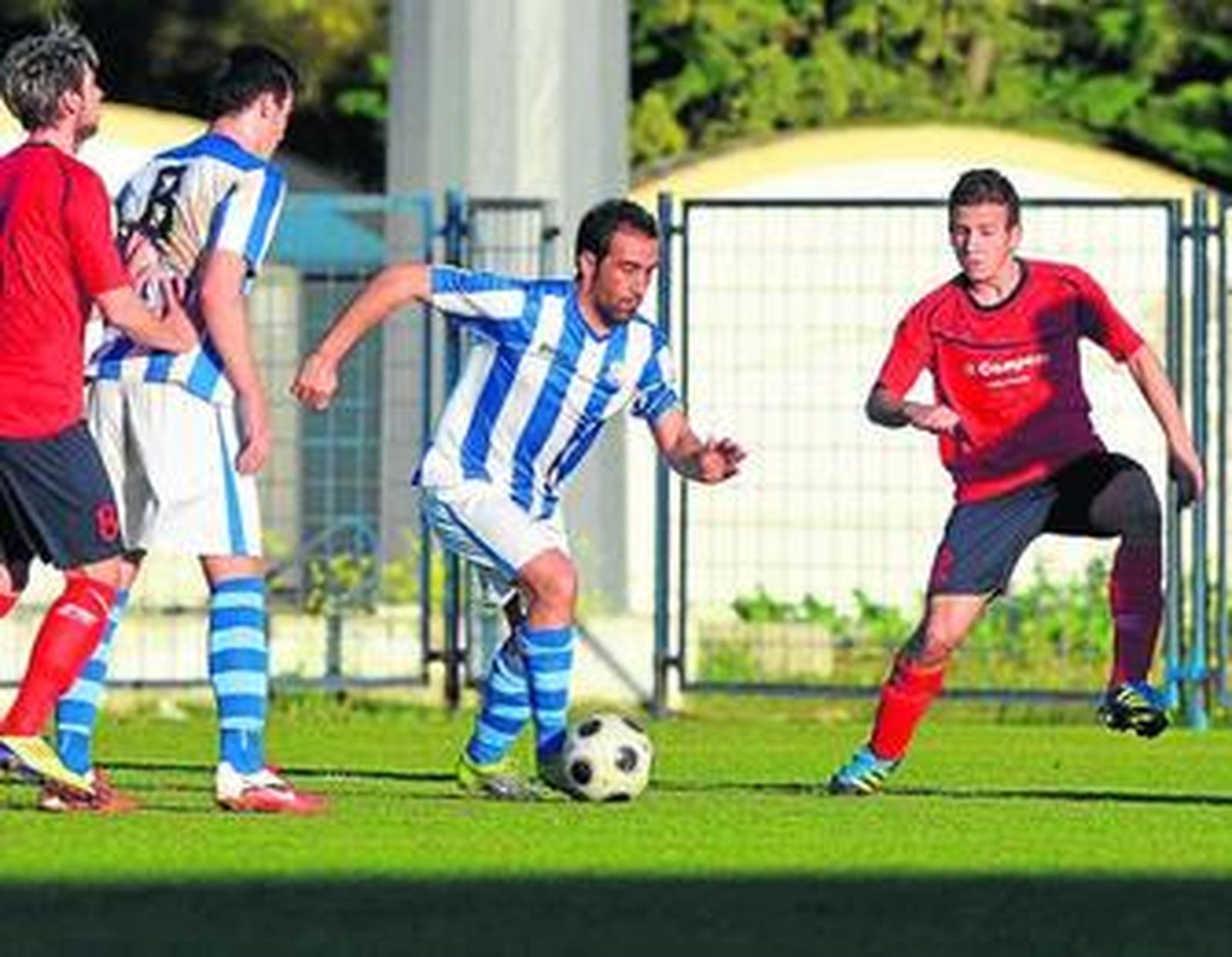 Carrasco, jugador del Jerez Industrial, se perfila para disparar ante el barbateño Frutero.